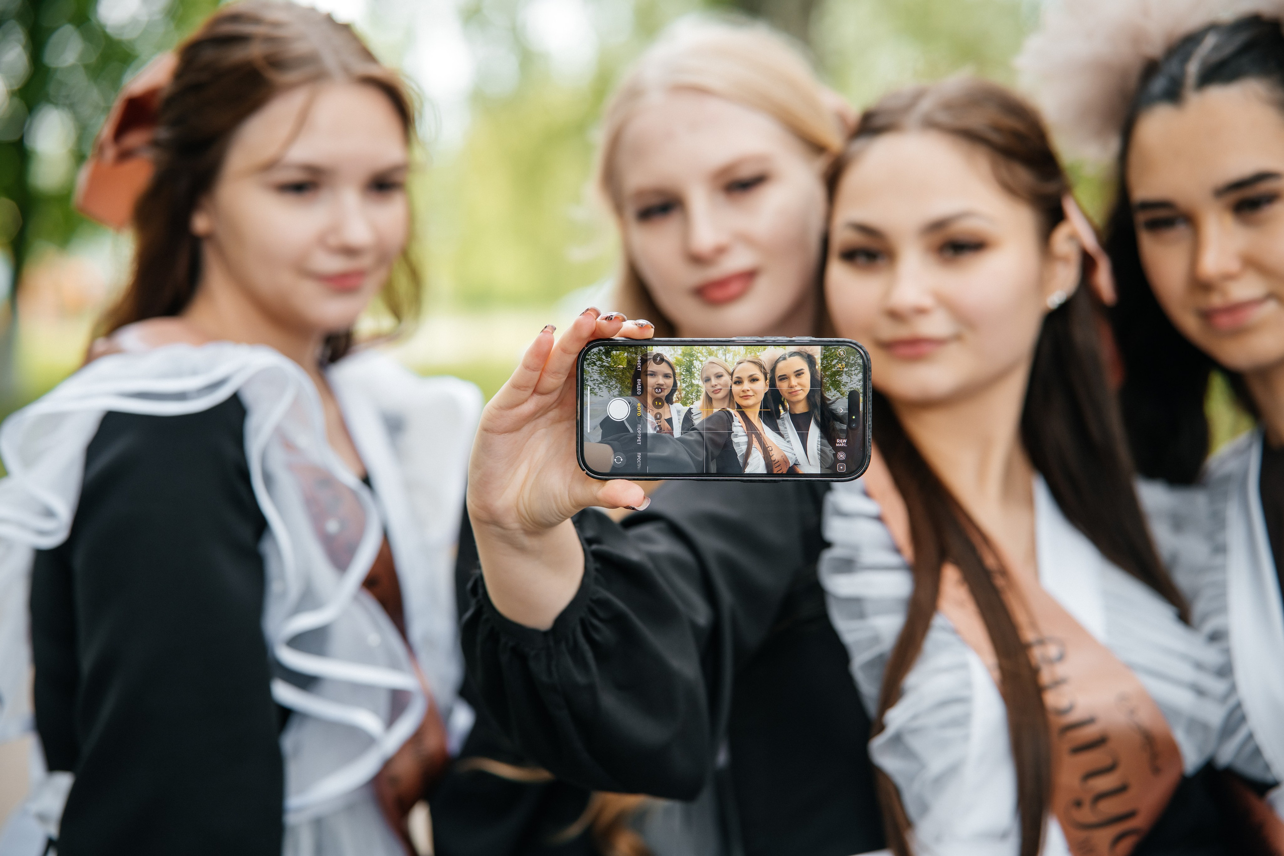 Школьный фотограф в Валуйках. Фотосессии для выпускников и изготовление выпускных альбомов в городе Валуйки и в Белгородской области