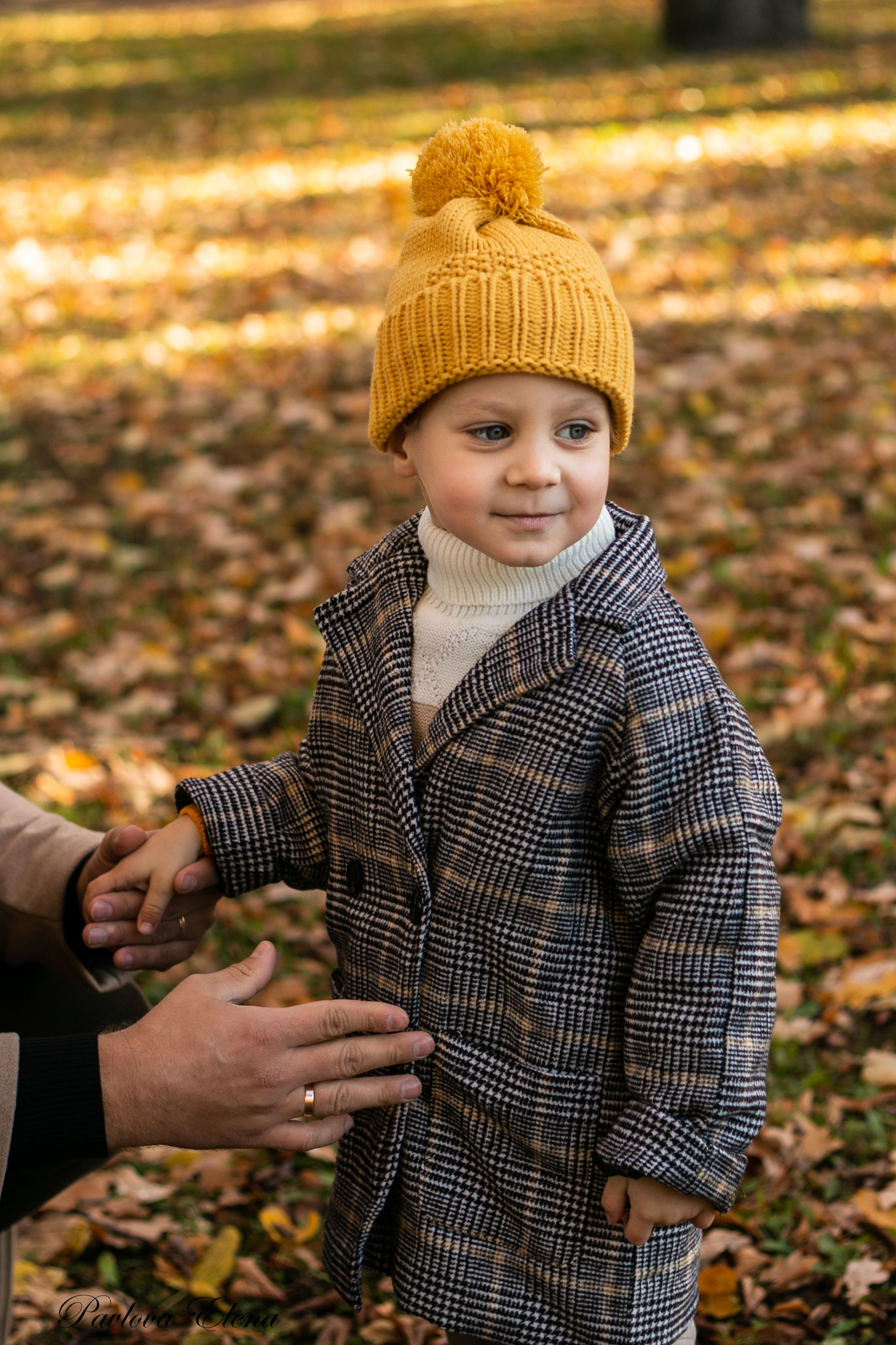 Гоша с папой. Осенняя фотосессия папы с сыном в Парке Победы. Семейный и детский фотограф в Санкт-Петербурге Павлова Елена