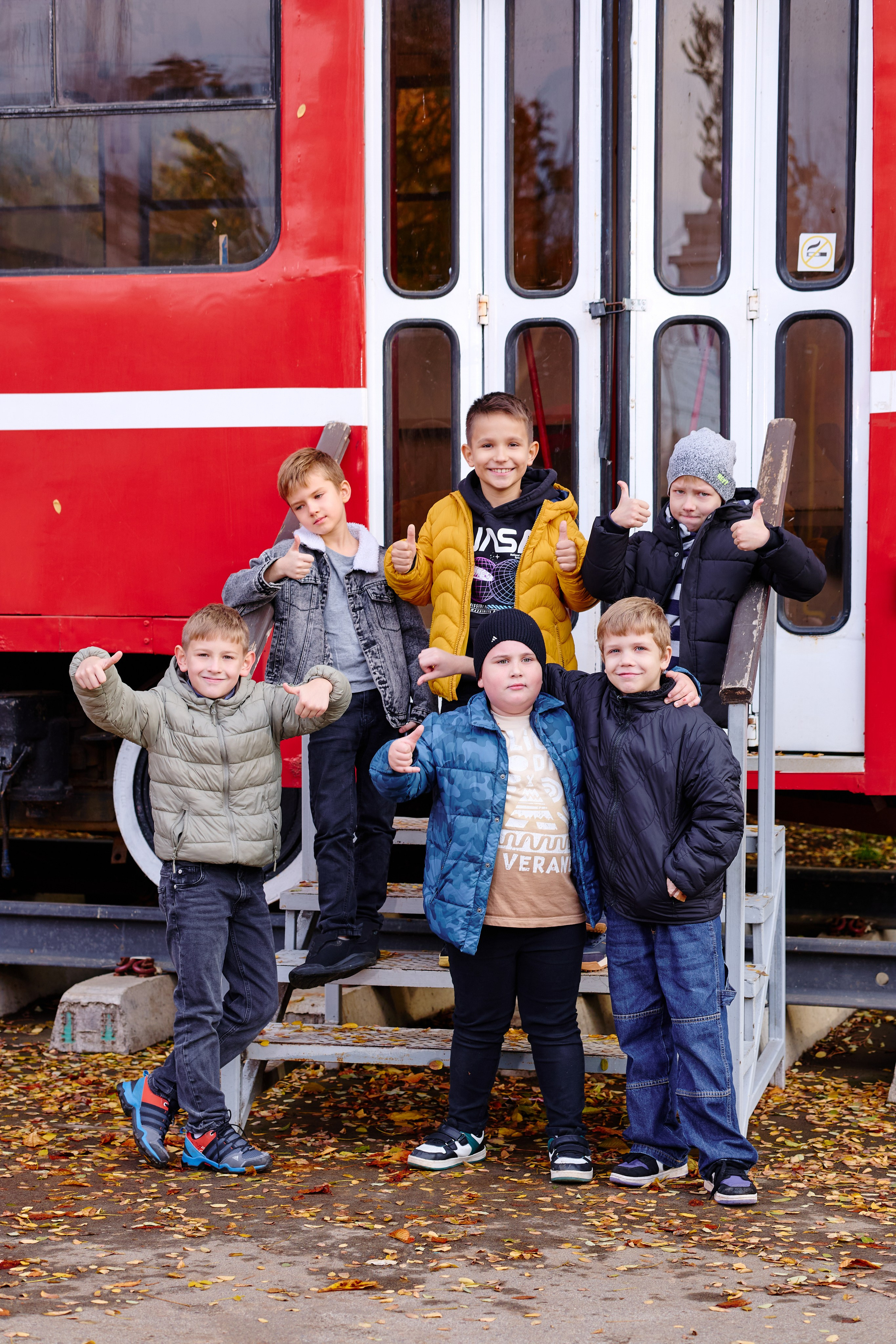 Прогулка в парке классом. Фотограф Выпускные альбомы Таганрог Сергей Коробченко