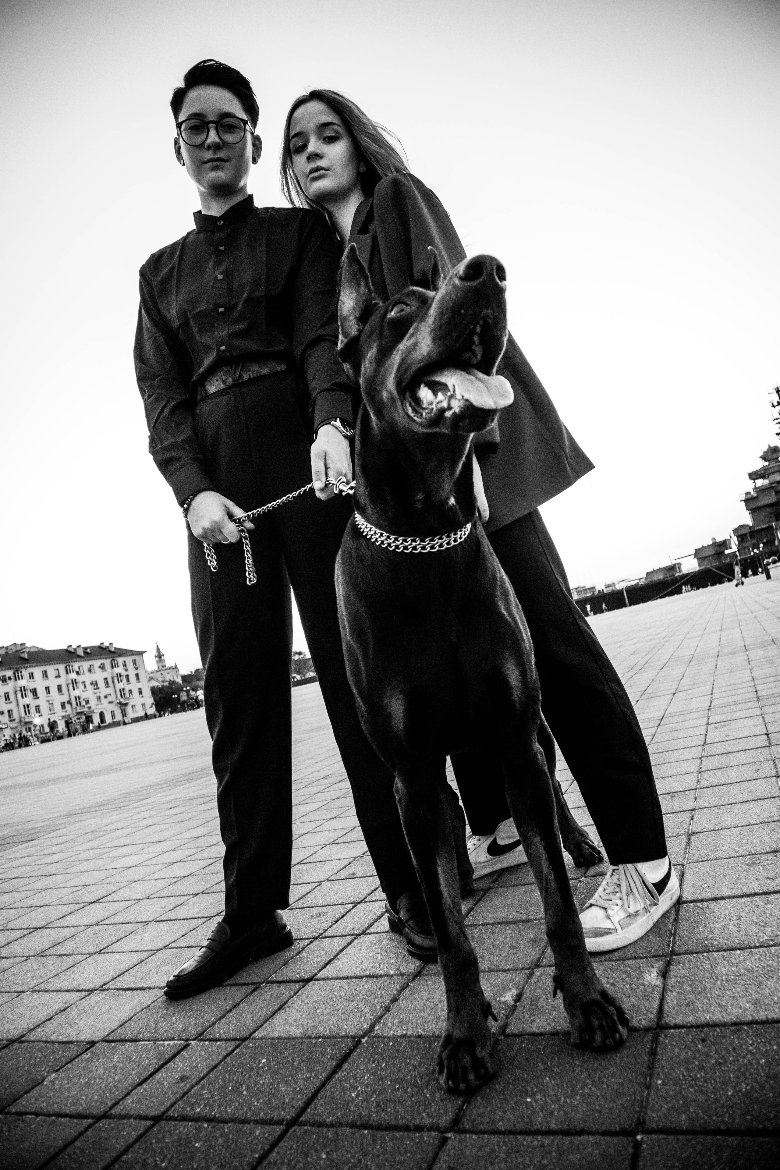 «Жизнь в ритме шага: пара с доберманом». Уличный фотограф Города N