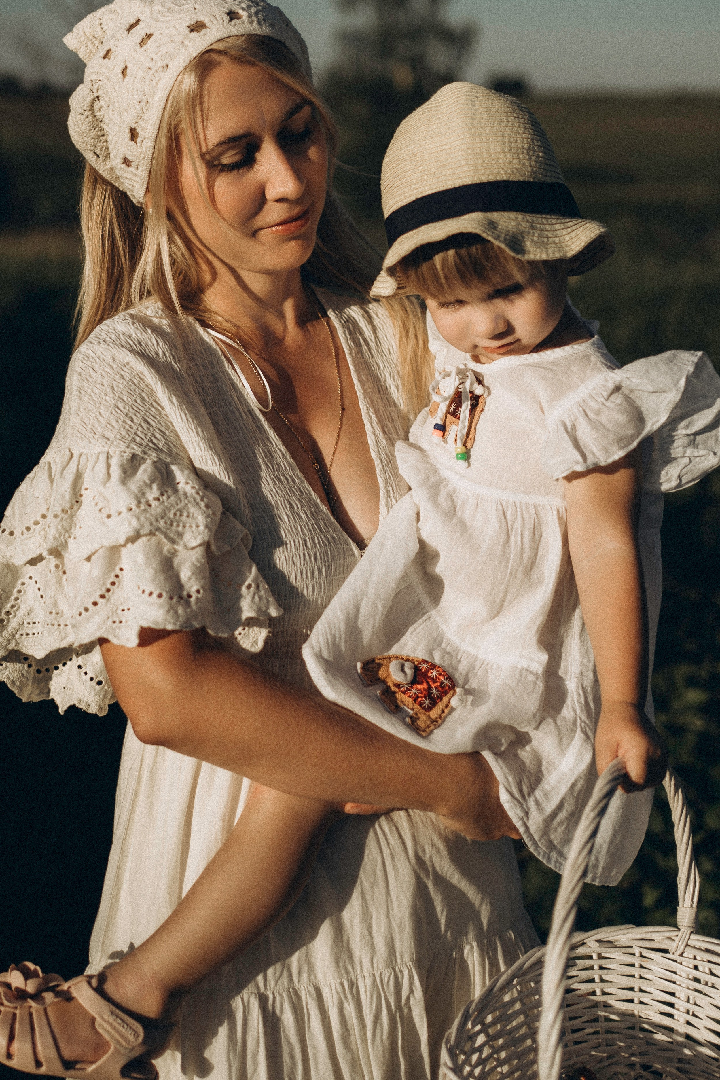 Алина и Оливия съемка на природе. Семейный фотограф в Калуге Ирина Алдохина