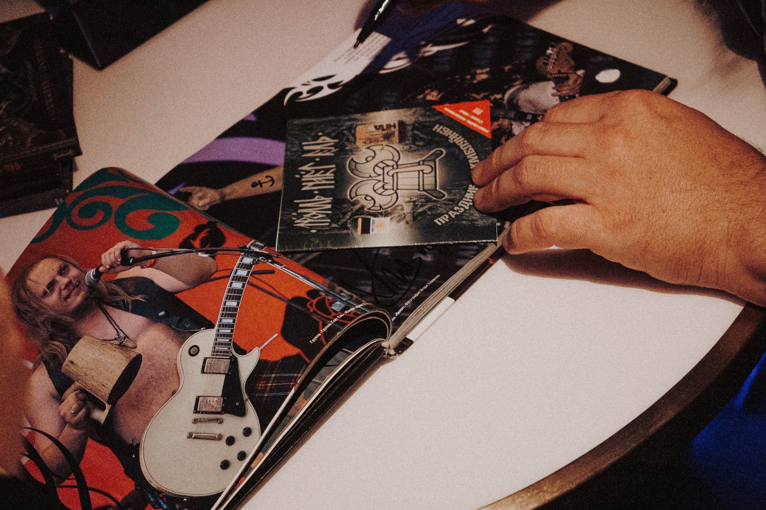 Тролль гнёт ель. ФОТОГРАФ ВЛАДИВОСТОК НИКИТА КОРОЛЁВ