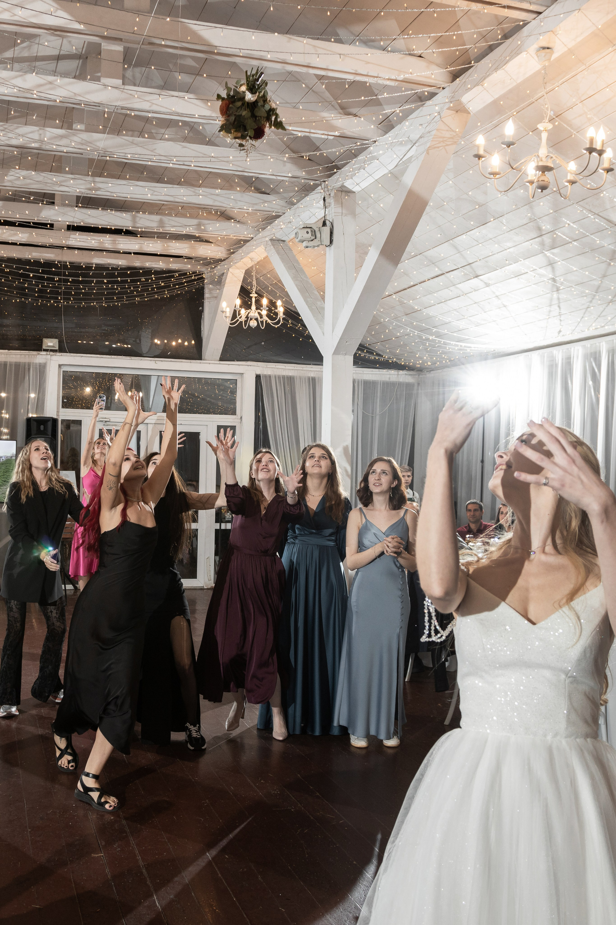 Невеста бросает букет на свадьбе. Букет невесты для подружек.