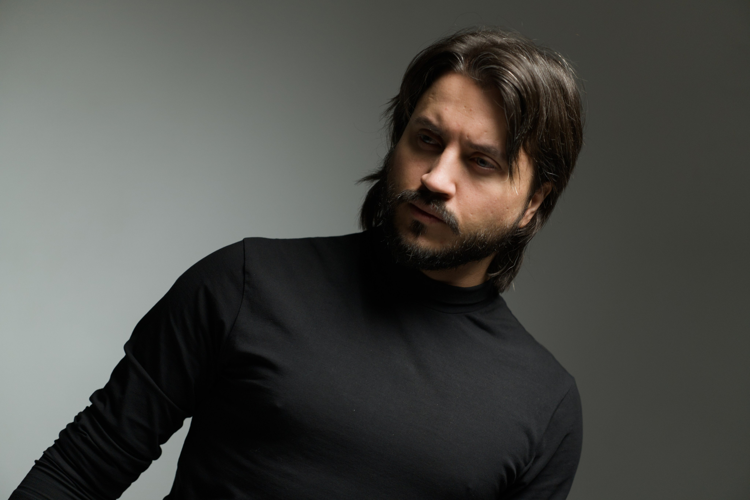 Мужской портрет в кресле. Мир глазами Саши Д