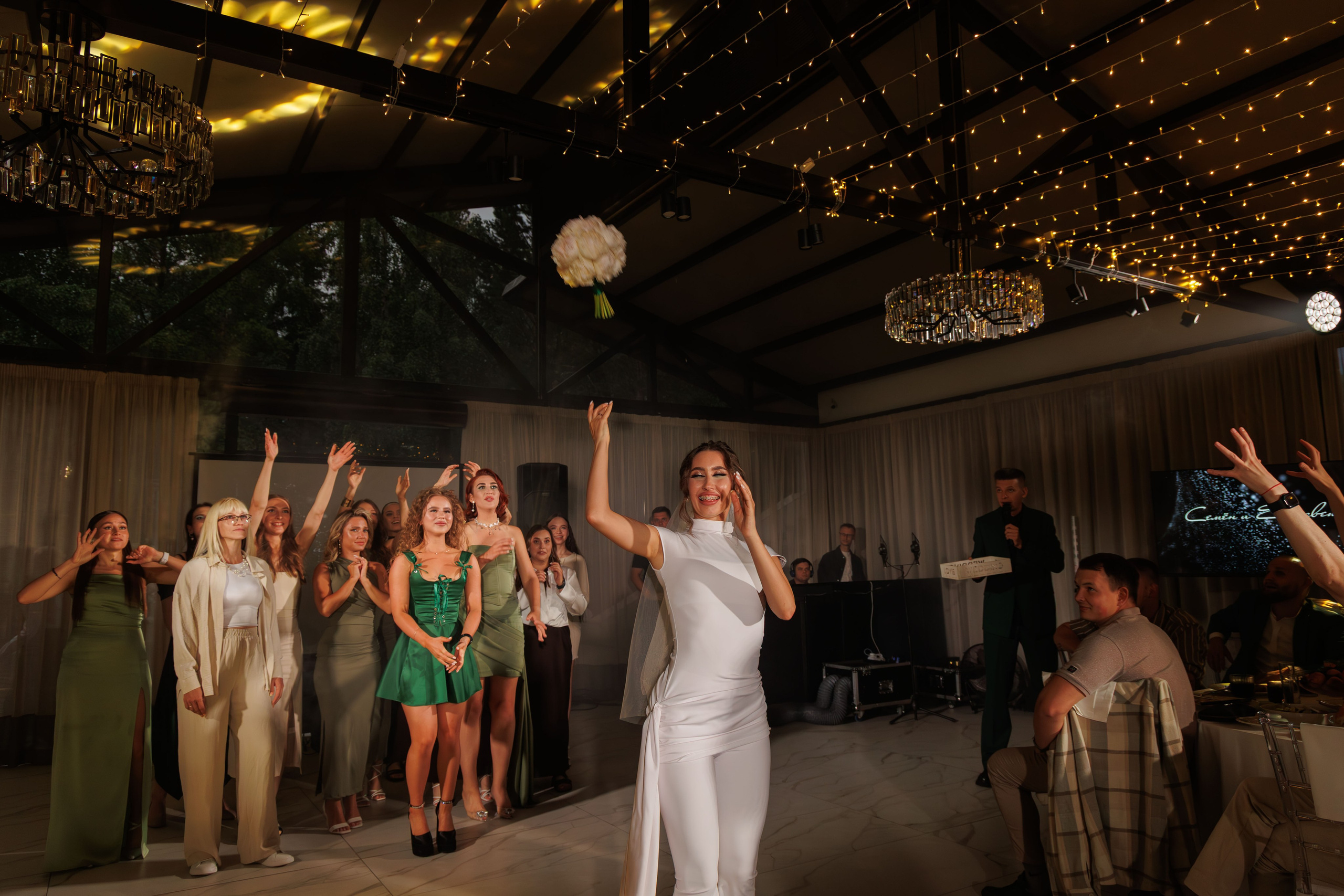 подружки ловят букет невесты Иркутск