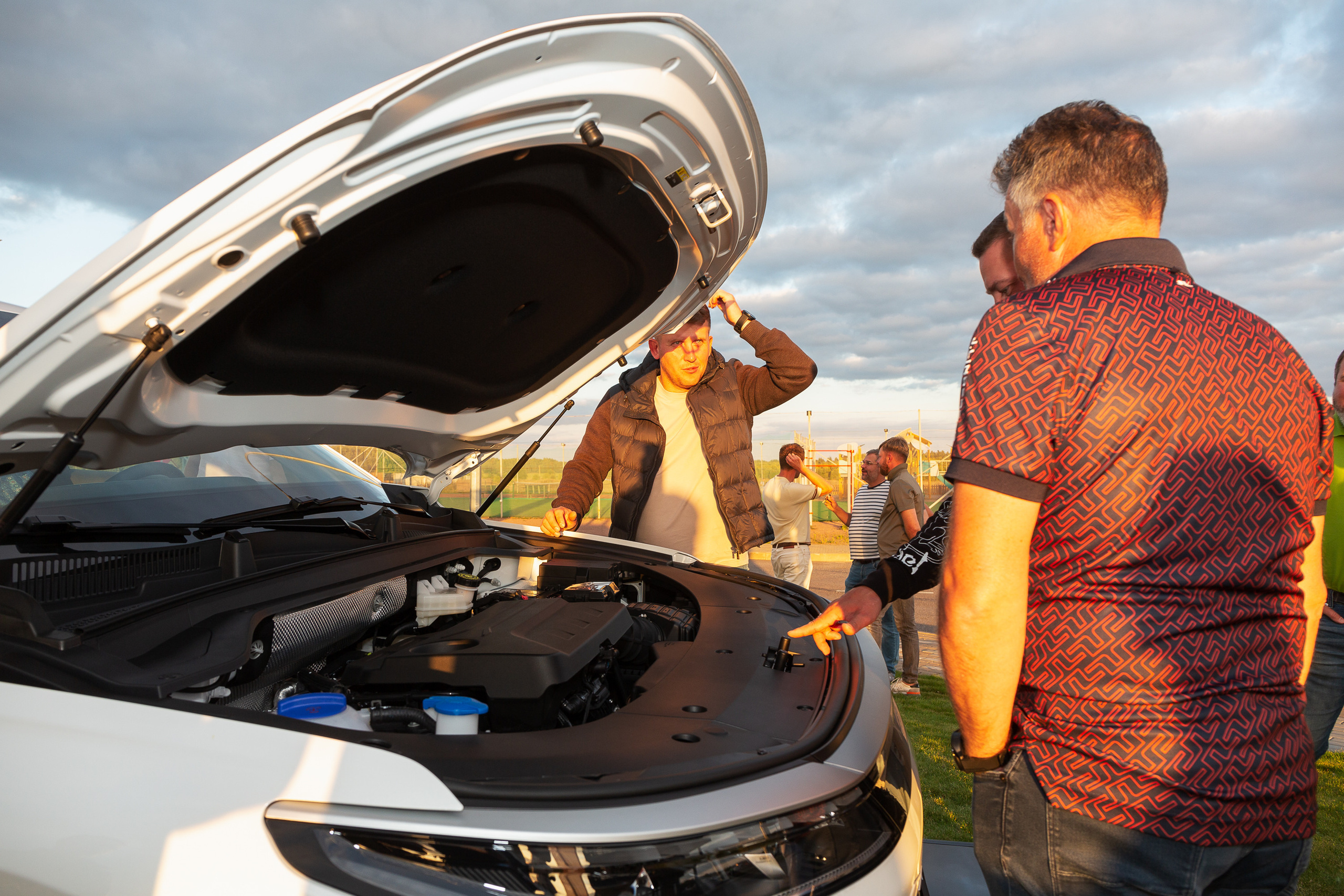 Репортажная фотосъёмка в Санкт-Петербурге. Фотограф на мероприятие: выставки, презентации, автогонки. Фото для сайта, отчётов и публикации в сми. Профессиональный фотограф Сергей Пушкин. Корпоративная фотосъёмка. Автопром. 
