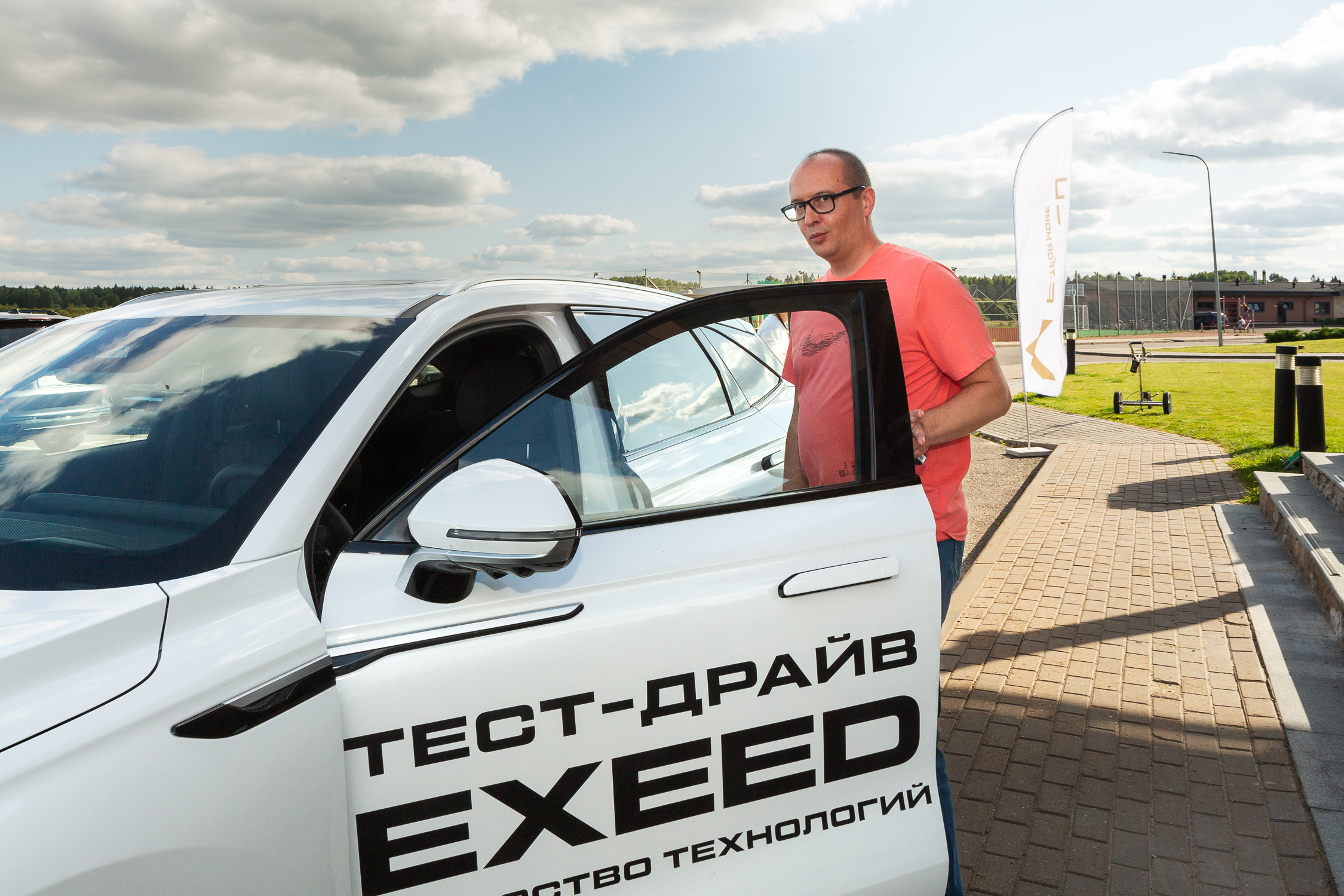 Репортажная фотосъёмка в Санкт-Петербурге. Фотограф на мероприятие: выставки, презентации, автогонки. Фото для сайта, отчётов и публикации в сми. Профессиональный фотограф Сергей Пушкин. Корпоративная фотосъёмка. Автопром. 