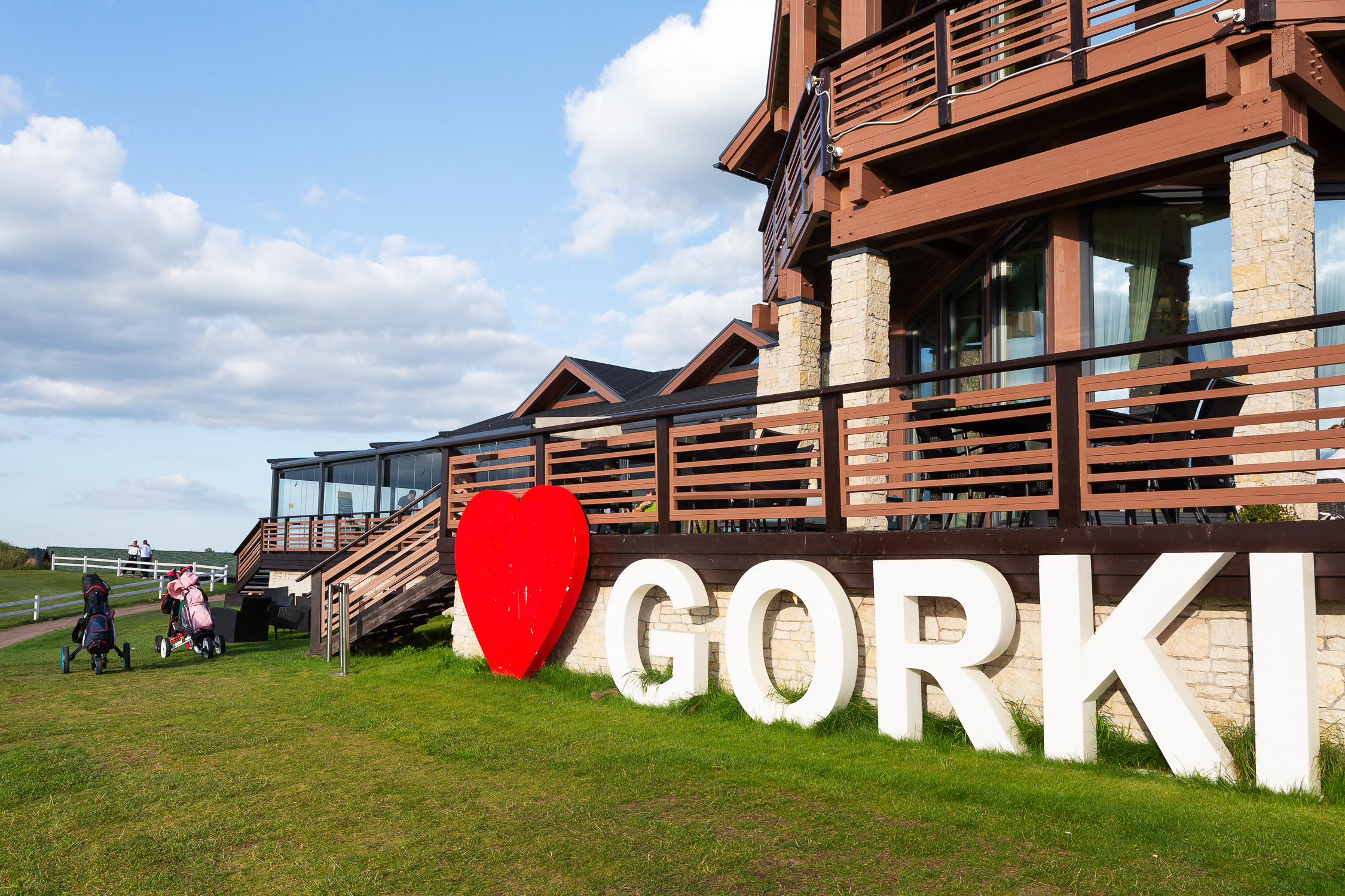 Репортажная фотосъёмка в Санкт-Петербурге. Фотограф на мероприятие: выставки, презентации, автогонки. Фото для сайта, отчётов и публикации в сми. Профессиональный фотограф Сергей Пушкин. Корпоративная фотосъёмка. Автопром. Автомобили. Гольф. Загородный отдых. Выездная фотосессия.