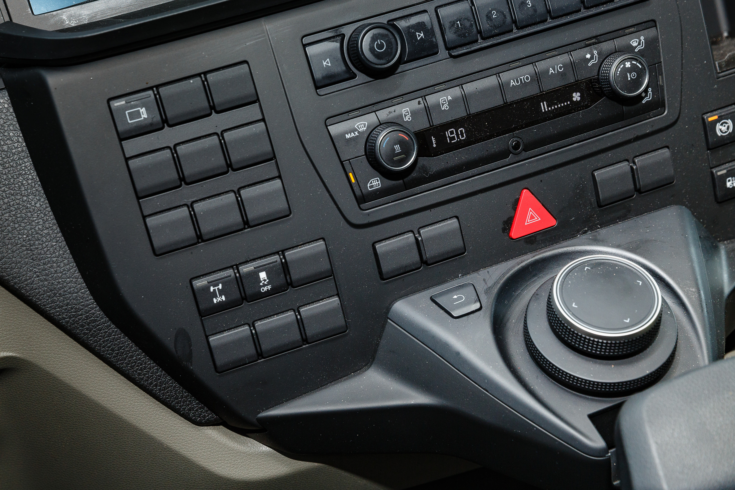 Репортажная фотосъёмка в Санкт-Петербурге. Фотограф на мероприятие: выставки, презентации, автогонки. Фото для сайта, отчётов и публикации в сми. Профессиональный фотограф Сергей Пушкин. Корпоративная фотосъёмка. Автопром. 