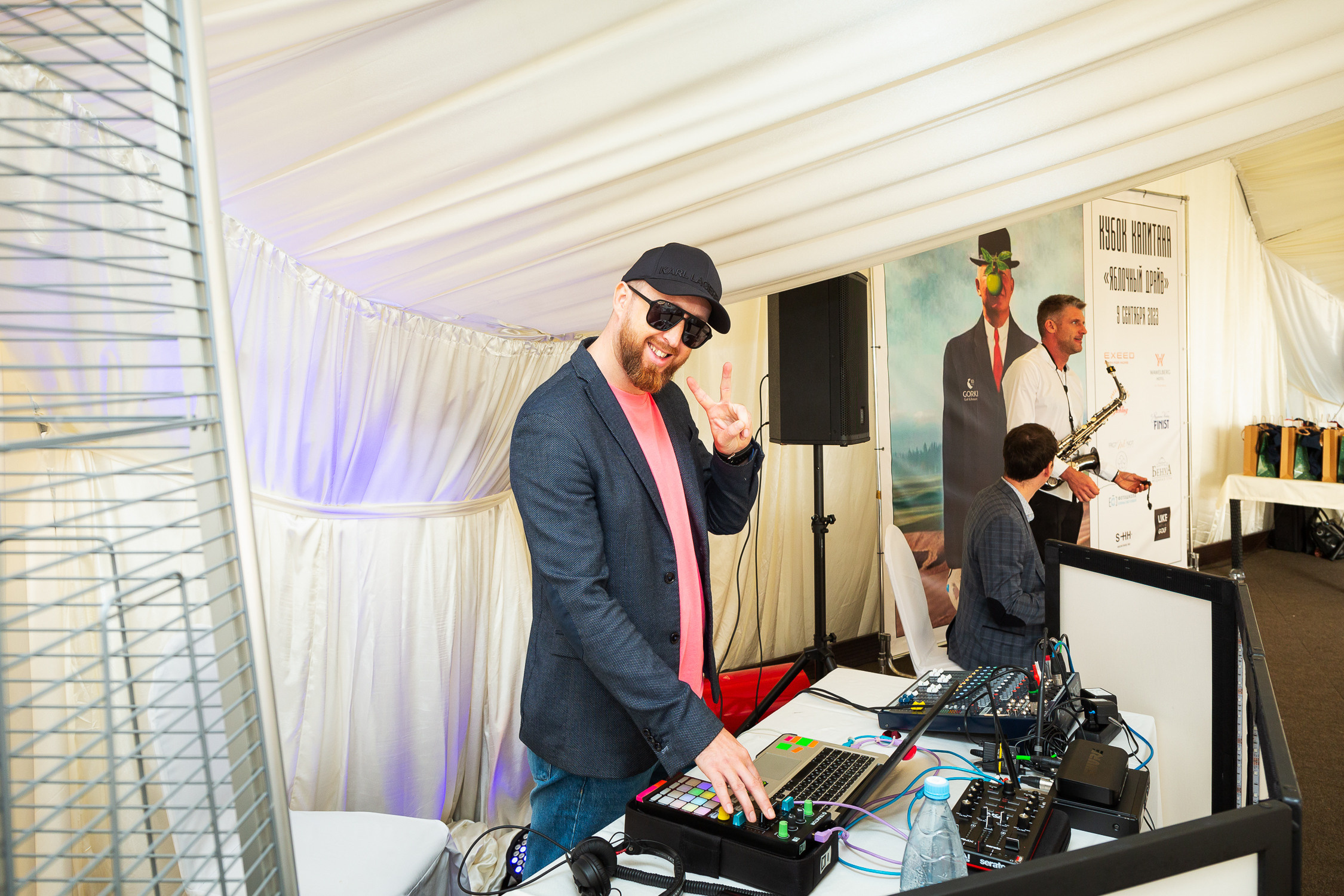 Репортажная фотосъёмка в Санкт-Петербурге. Фотограф на мероприятие: выставки, презентации, автогонки. Фото для сайта, отчётов и публикации в сми. Профессиональный фотограф Сергей Пушкин. Корпоративная фотосъёмка. Автопром. 