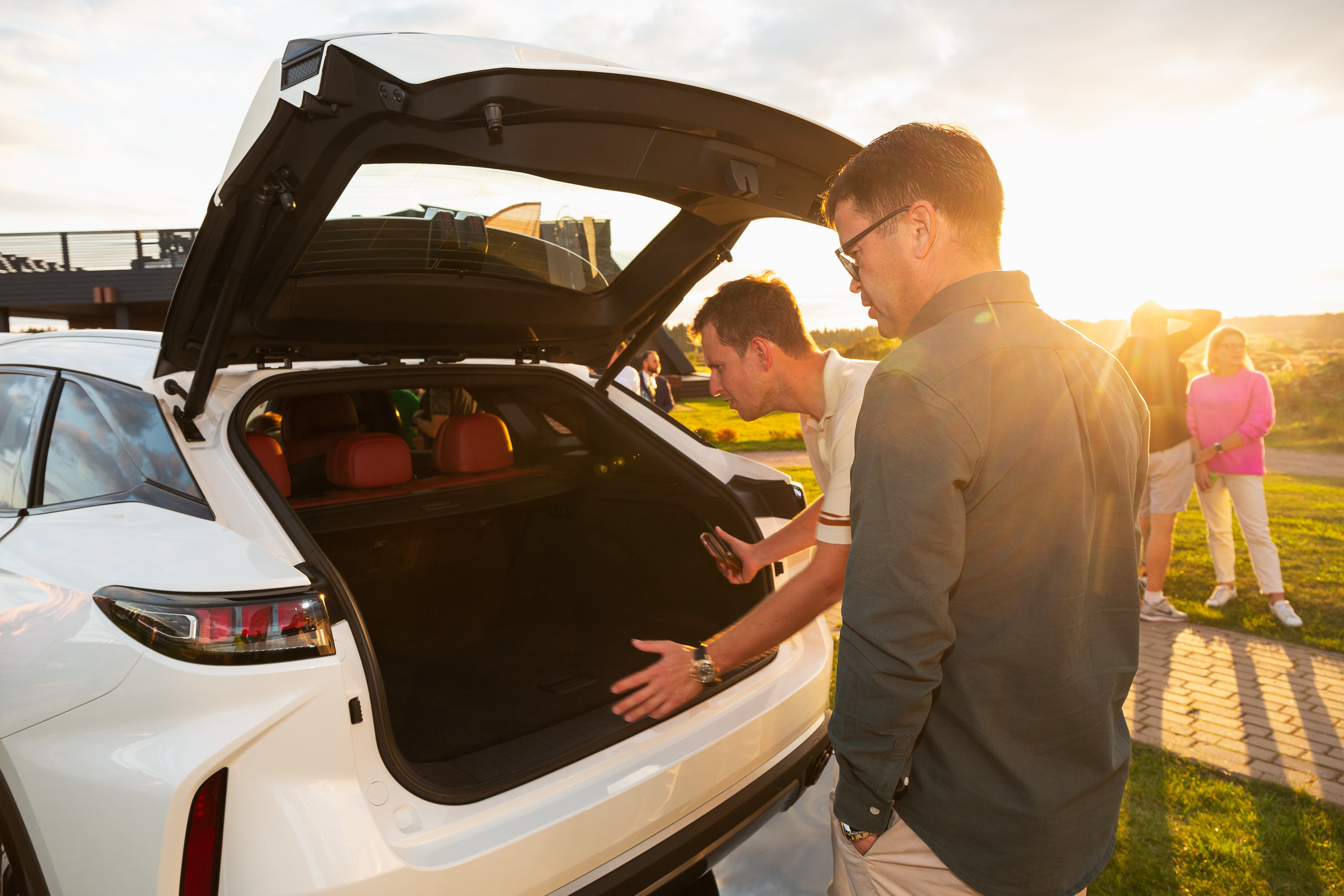 Репортажная фотосъёмка в Санкт-Петербурге. Фотограф на мероприятие: выставки, презентации, автогонки. Фото для сайта, отчётов и публикации в сми. Профессиональный фотограф Сергей Пушкин. Корпоративная фотосъёмка. Автопром. 