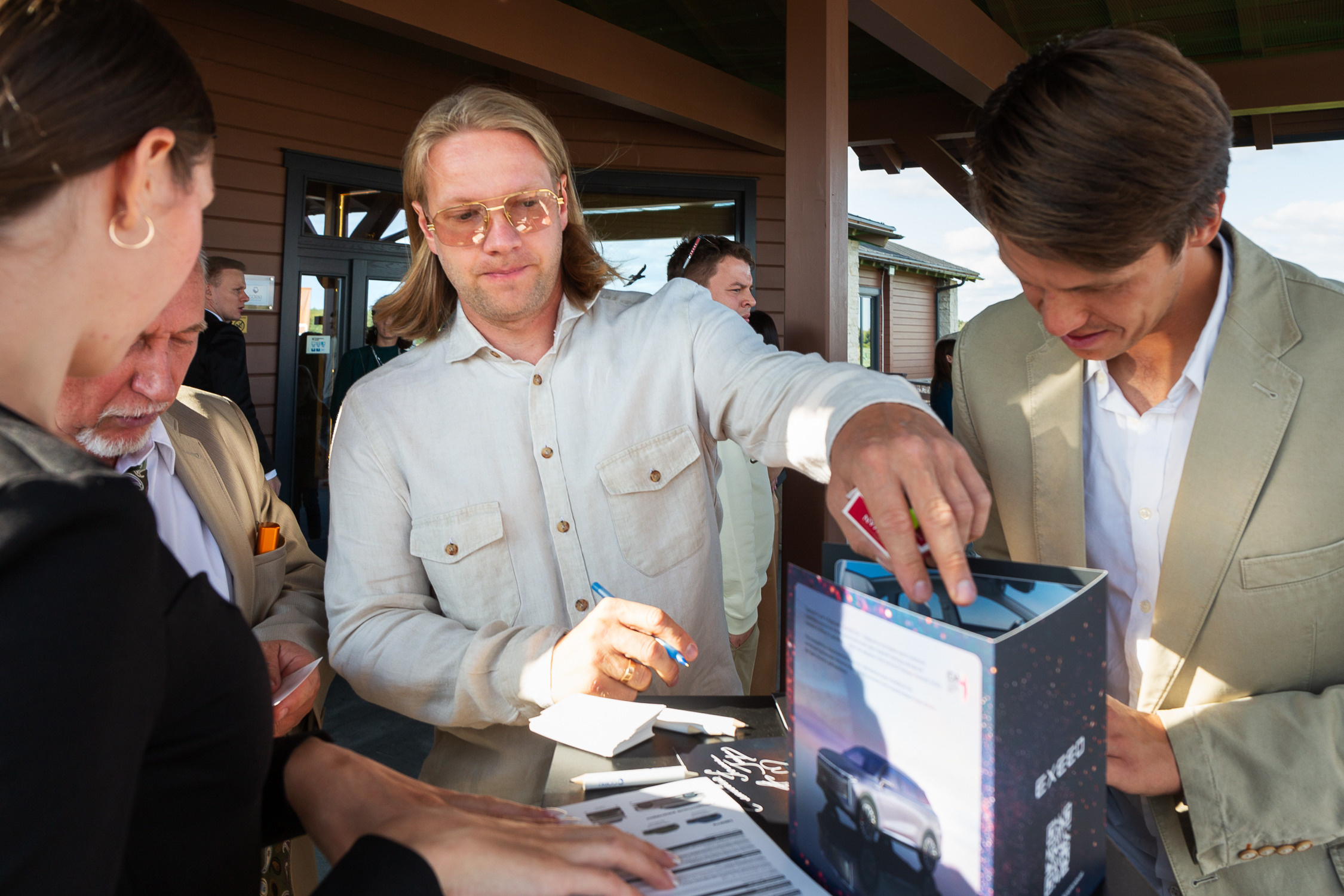 Репортажная фотосъёмка в Санкт-Петербурге. Фотограф на мероприятие: выставки, презентации, автогонки. Фото для сайта, отчётов и публикации в сми. Профессиональный фотограф Сергей Пушкин. Корпоративная фотосъёмка. Автопром. 