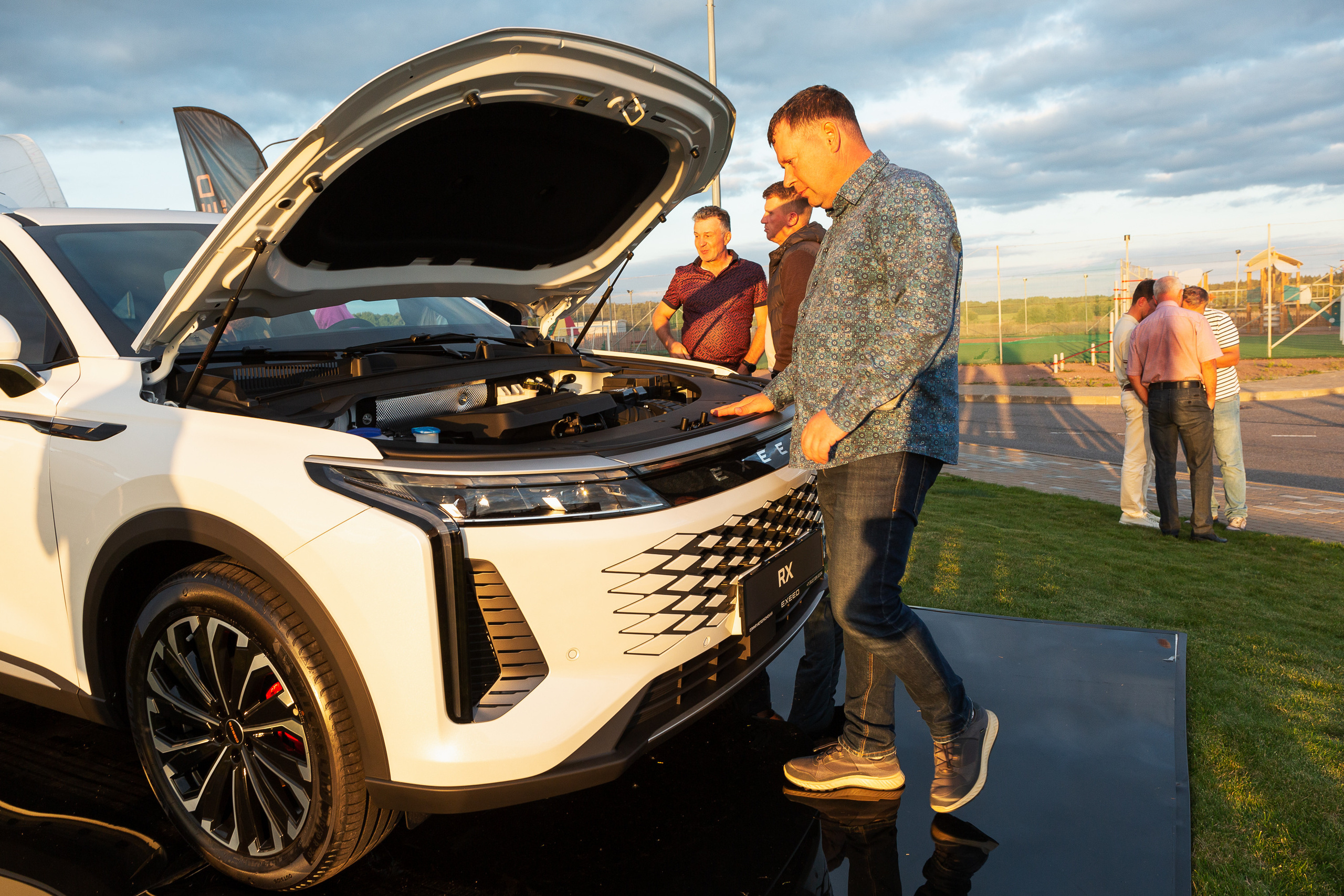 Репортажная фотосъёмка в Санкт-Петербурге. Фотограф на мероприятие: выставки, презентации, автогонки. Фото для сайта, отчётов и публикации в сми. Профессиональный фотограф Сергей Пушкин. Корпоративная фотосъёмка. Автопром. 