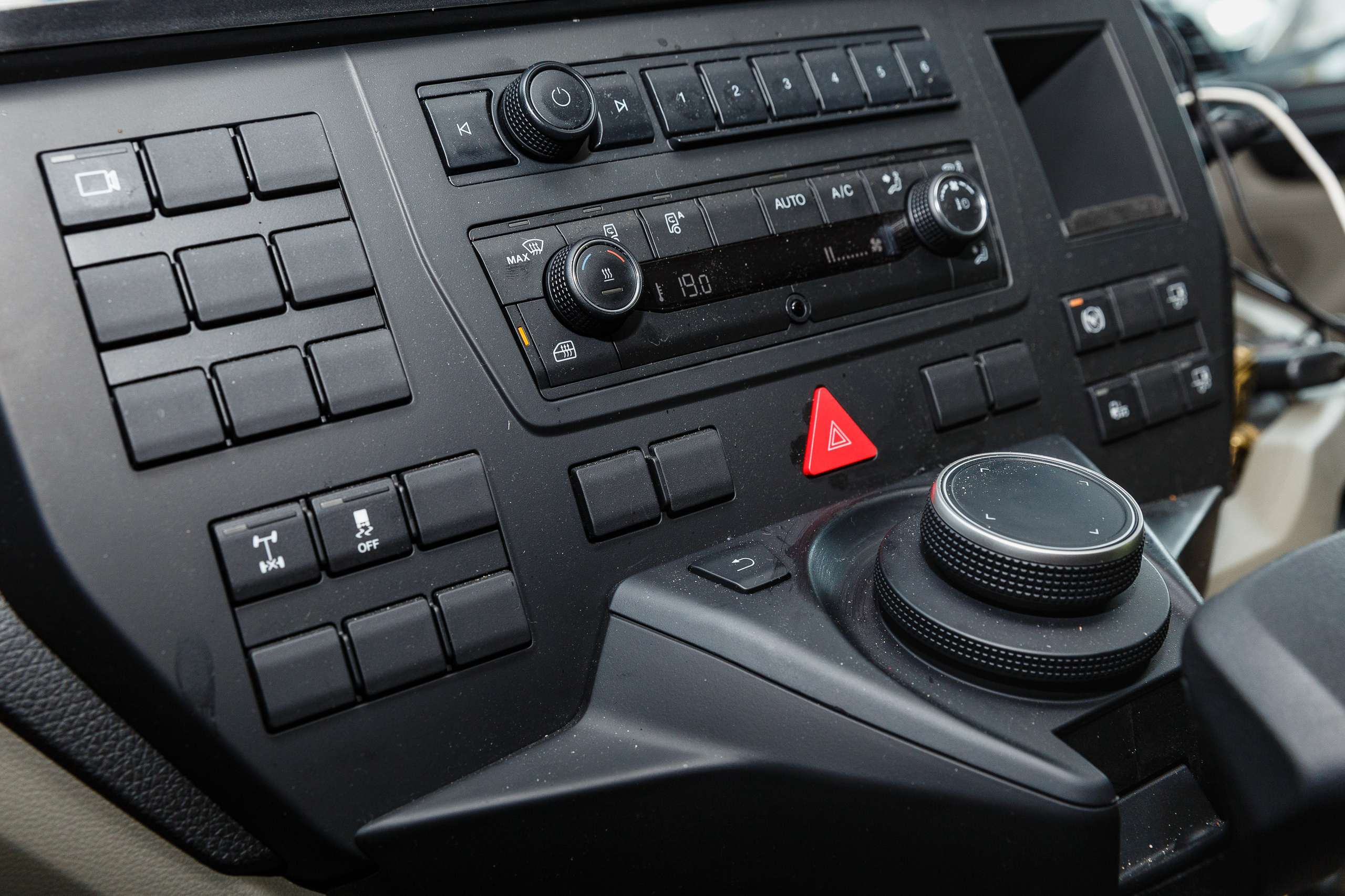 Репортажная фотосъёмка в Санкт-Петербурге. Фотограф на мероприятие: выставки, презентации, автогонки. Фото для сайта, отчётов и публикации в сми. Профессиональный фотограф Сергей Пушкин. Корпоративная фотосъёмка. Автопром. 