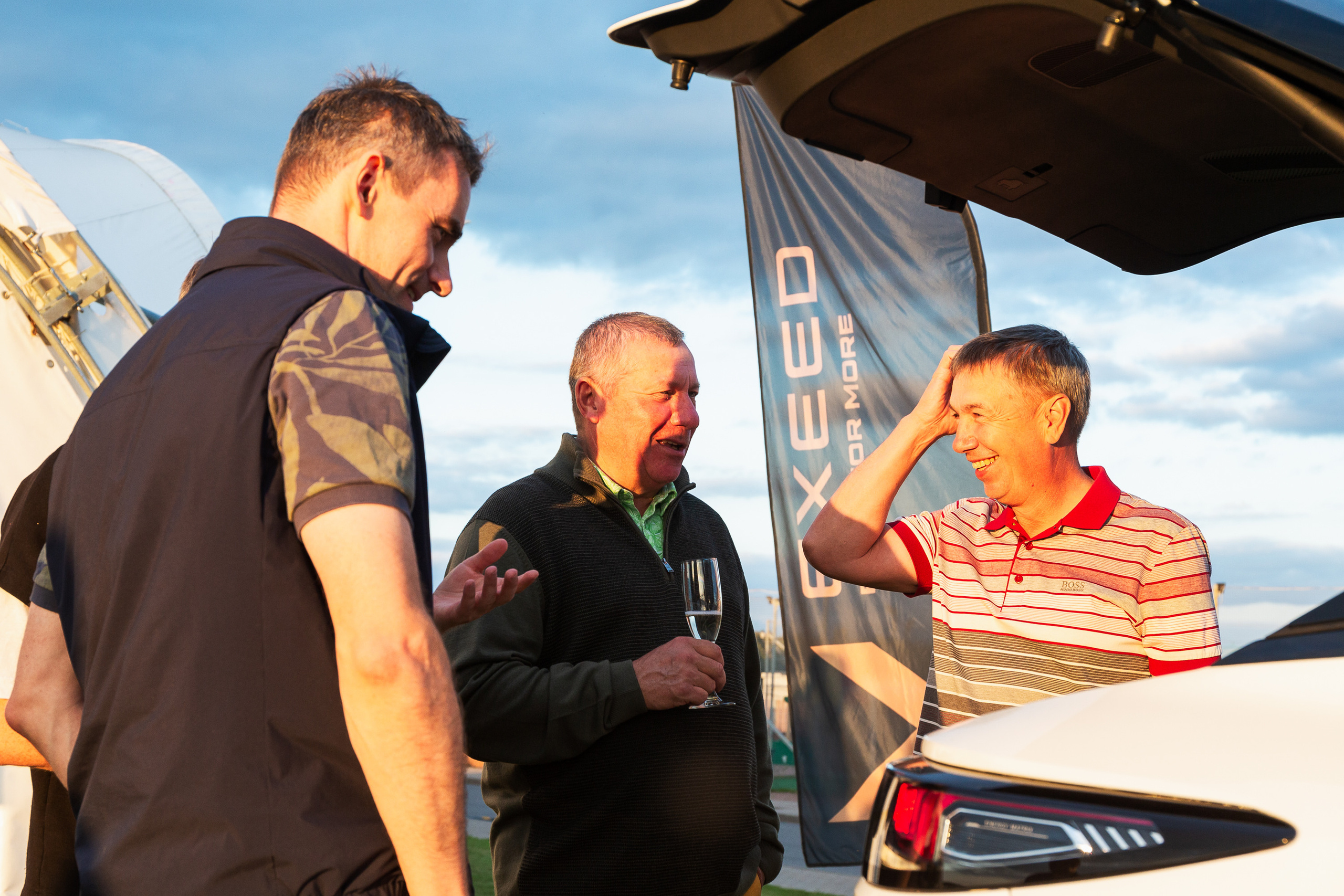 Репортажная фотосъёмка в Санкт-Петербурге. Фотограф на мероприятие: выставки, презентации, автогонки. Фото для сайта, отчётов и публикации в сми. Профессиональный фотограф Сергей Пушкин. Корпоративная фотосъёмка. Автопром. 