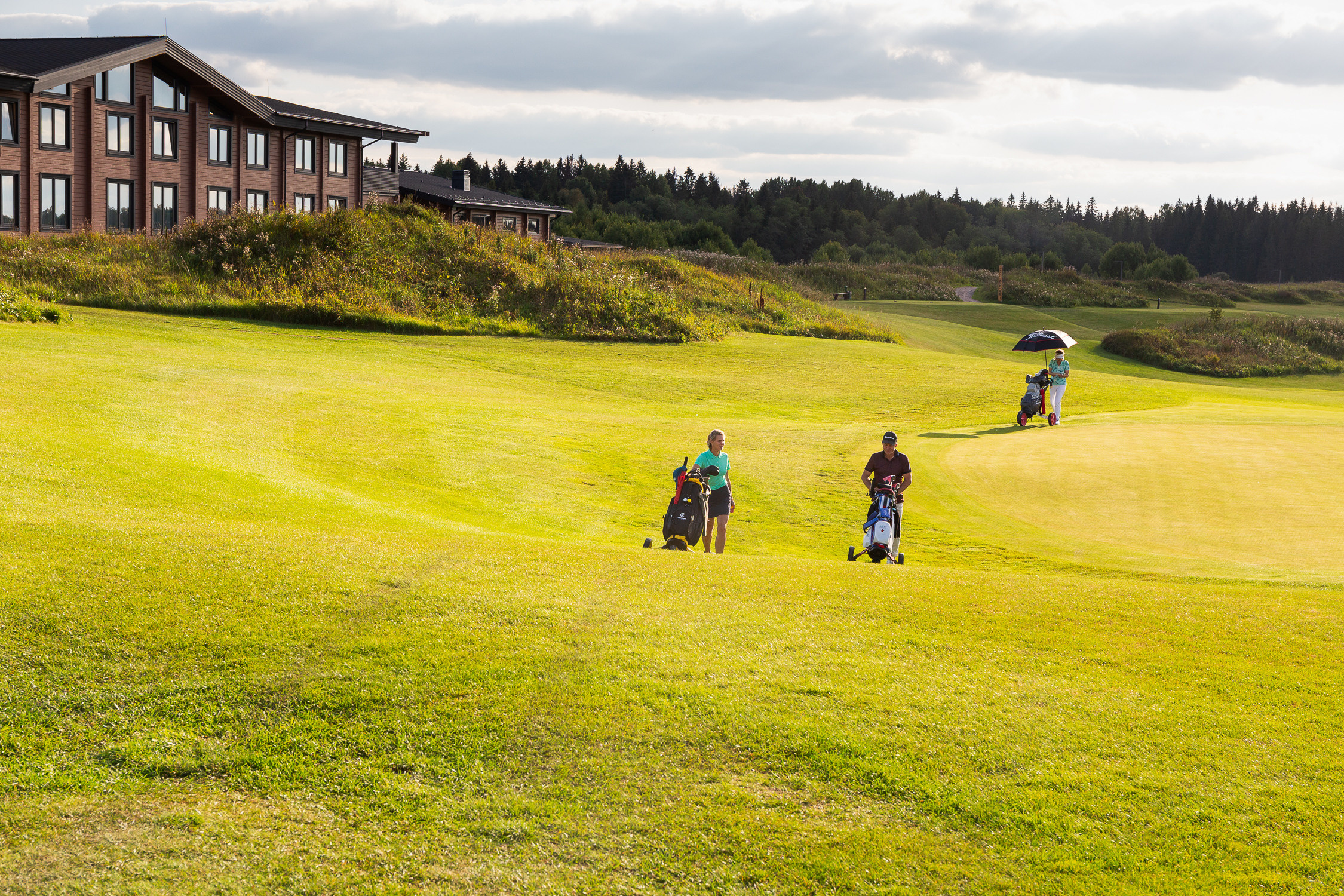 Репортажная фотосъёмка в Санкт-Петербурге. Фотограф на мероприятие: выставки, презентации, автогонки. Фото для сайта, отчётов и публикации в сми. Профессиональный фотограф Сергей Пушкин. Корпоративная фотосъёмка. Автопром. Автомобили. Гольф. Загородный отдых. Выездная фотосессия.