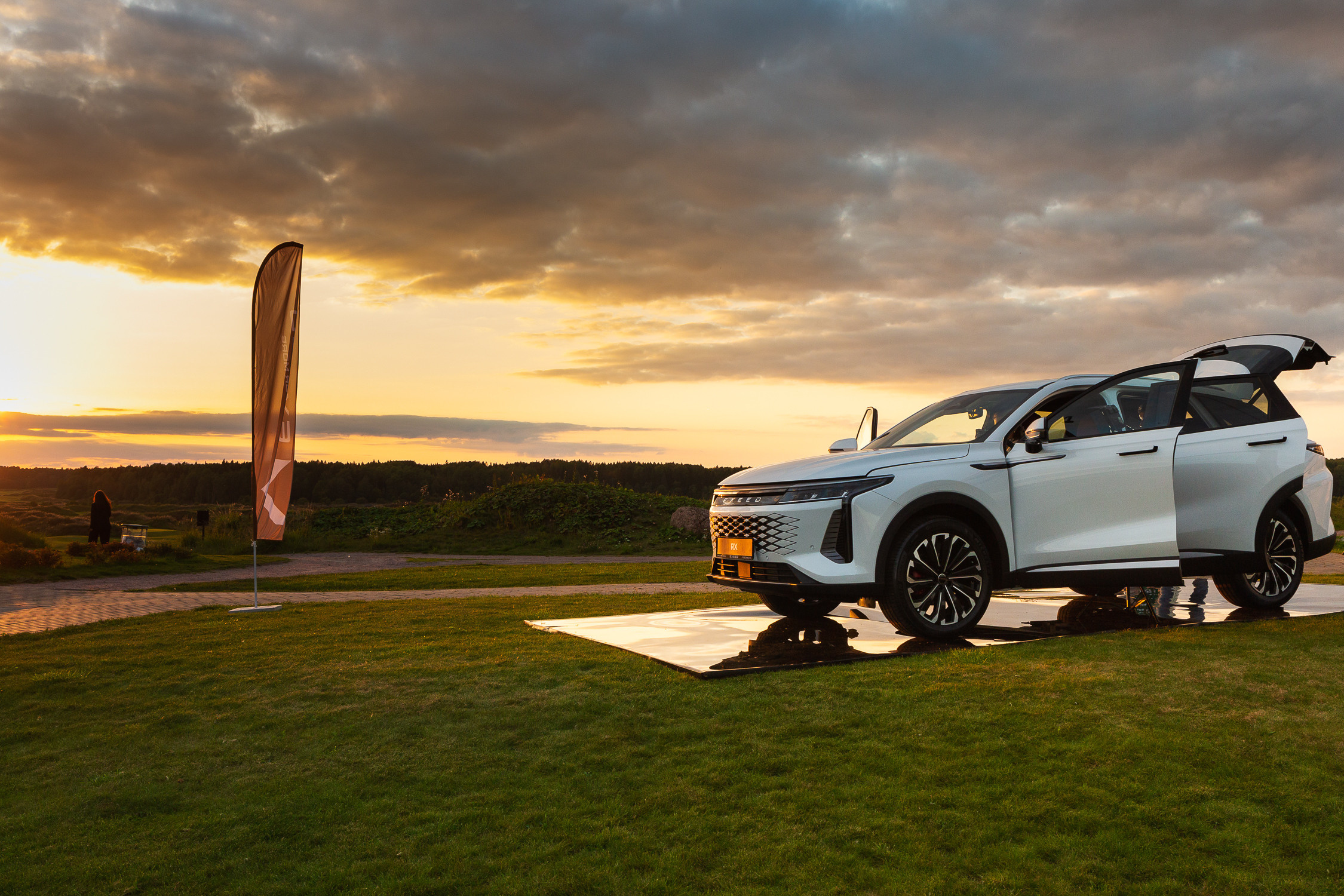 Репортажная фотосъёмка в Санкт-Петербурге. Фотограф на мероприятие: выставки, презентации, автогонки. Фото для сайта, отчётов и публикации в сми. Профессиональный фотограф Сергей Пушкин. Корпоративная фотосъёмка. Автопром. Автомобили. Гольф. Загородный отдых. Выездная фотосессия.