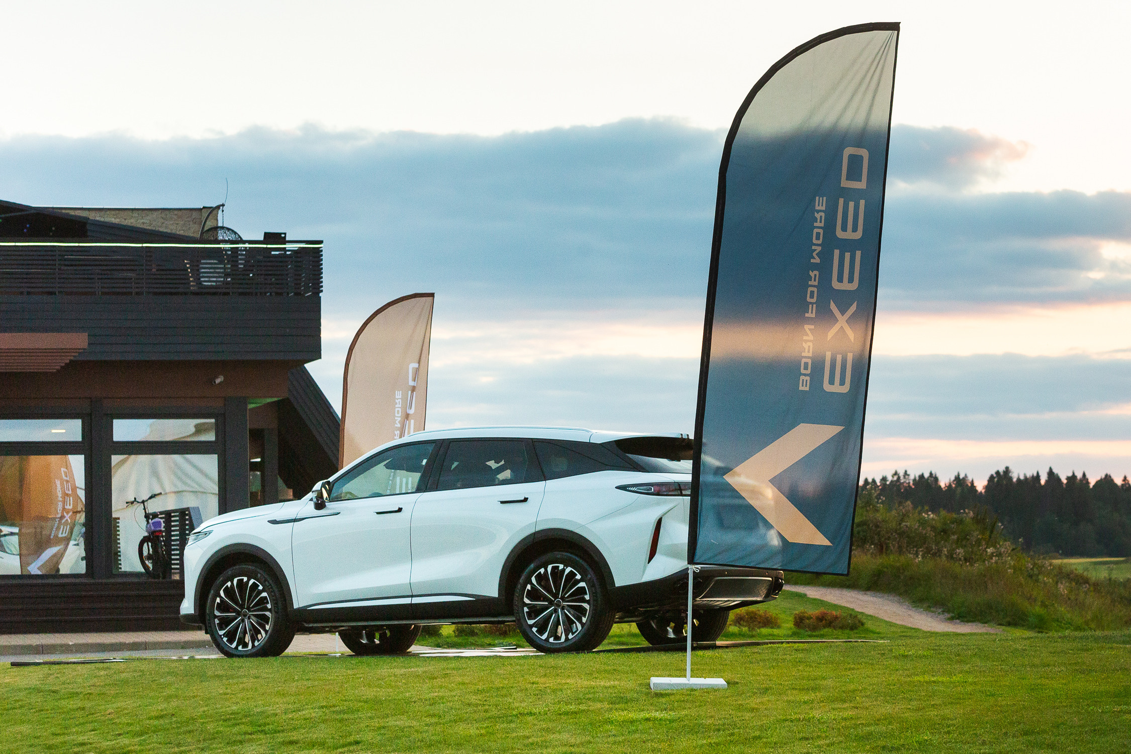 Репортажная фотосъёмка в Санкт-Петербурге. Фотограф на мероприятие: выставки, презентации, автогонки. Фото для сайта, отчётов и публикации в сми. Профессиональный фотограф Сергей Пушкин. Корпоративная фотосъёмка. Автопром. Автомобили. Гольф. Загородный отдых. Выездная фотосессия.