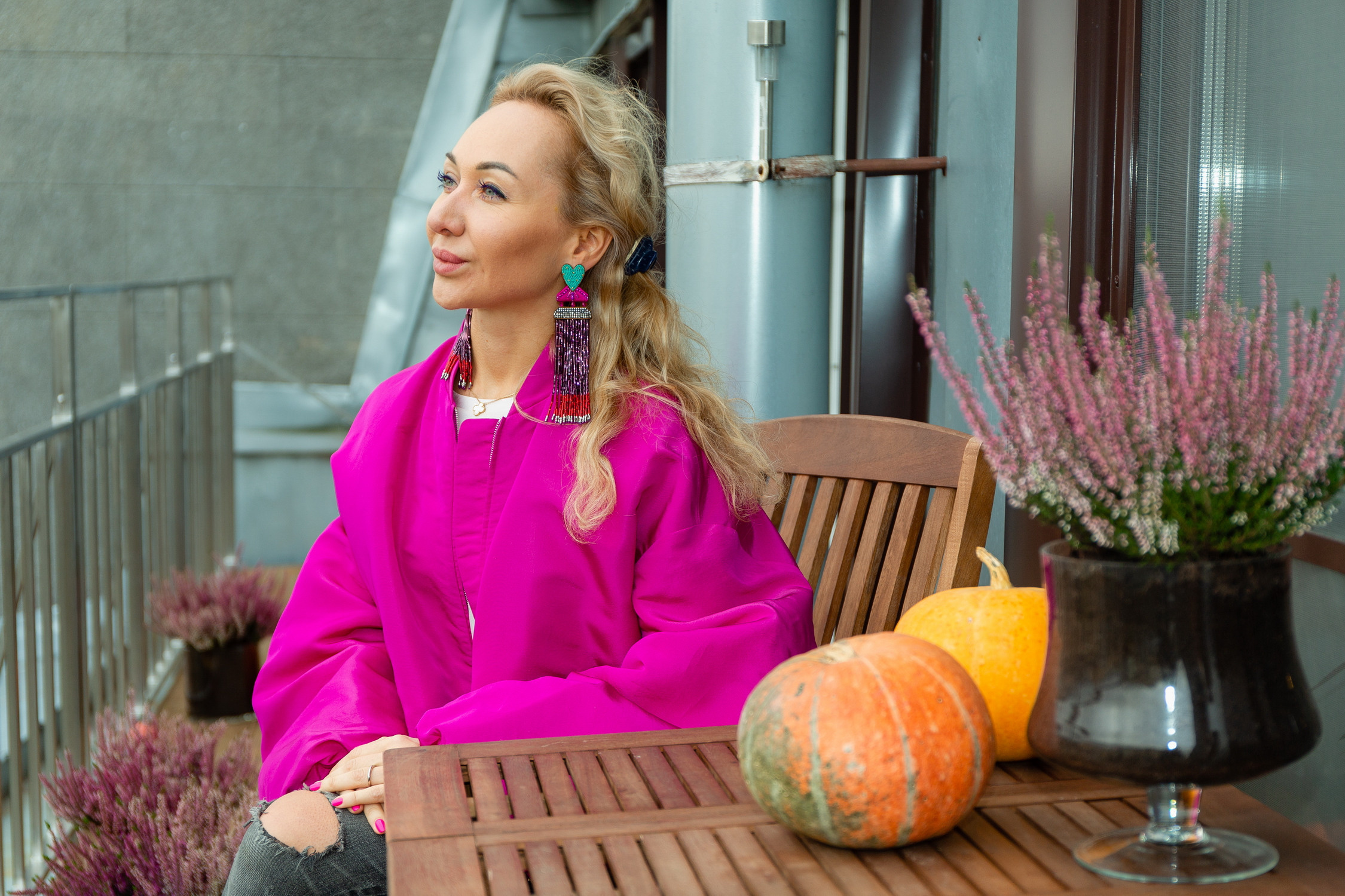 Портретная фотосессия в Санкт-Петербурге. Студийный фотограф. Частная фотосъёмка для личных целей и социальных сетей. Фотосессия дома, на даче. Профессиональная фотосъёмка. Фото для блога. Портрет. Блогер. Фото для соцсетей.  Контентмейкер. СПб. Женский портрет. Выездная фотосъёмка. Выездная фотостудия. Фотограф на корпоратив. Ню фотосессия. Модельное портфолио. Фотограф для сайта знакомств. Заказать фотографа домой.