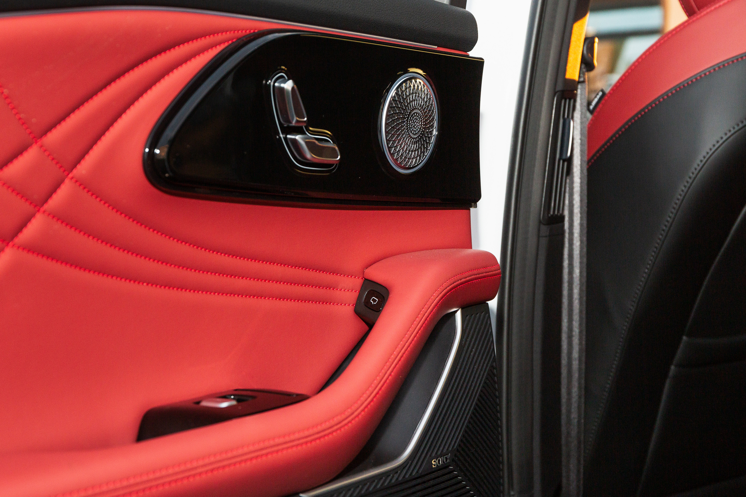 Репортажная фотосъёмка в Санкт-Петербурге. Фотограф на мероприятие: выставки, презентации, автогонки. Фото для сайта, отчётов и публикации в сми. Профессиональный фотограф Сергей Пушкин. Корпоративная фотосъёмка. Автопром. 