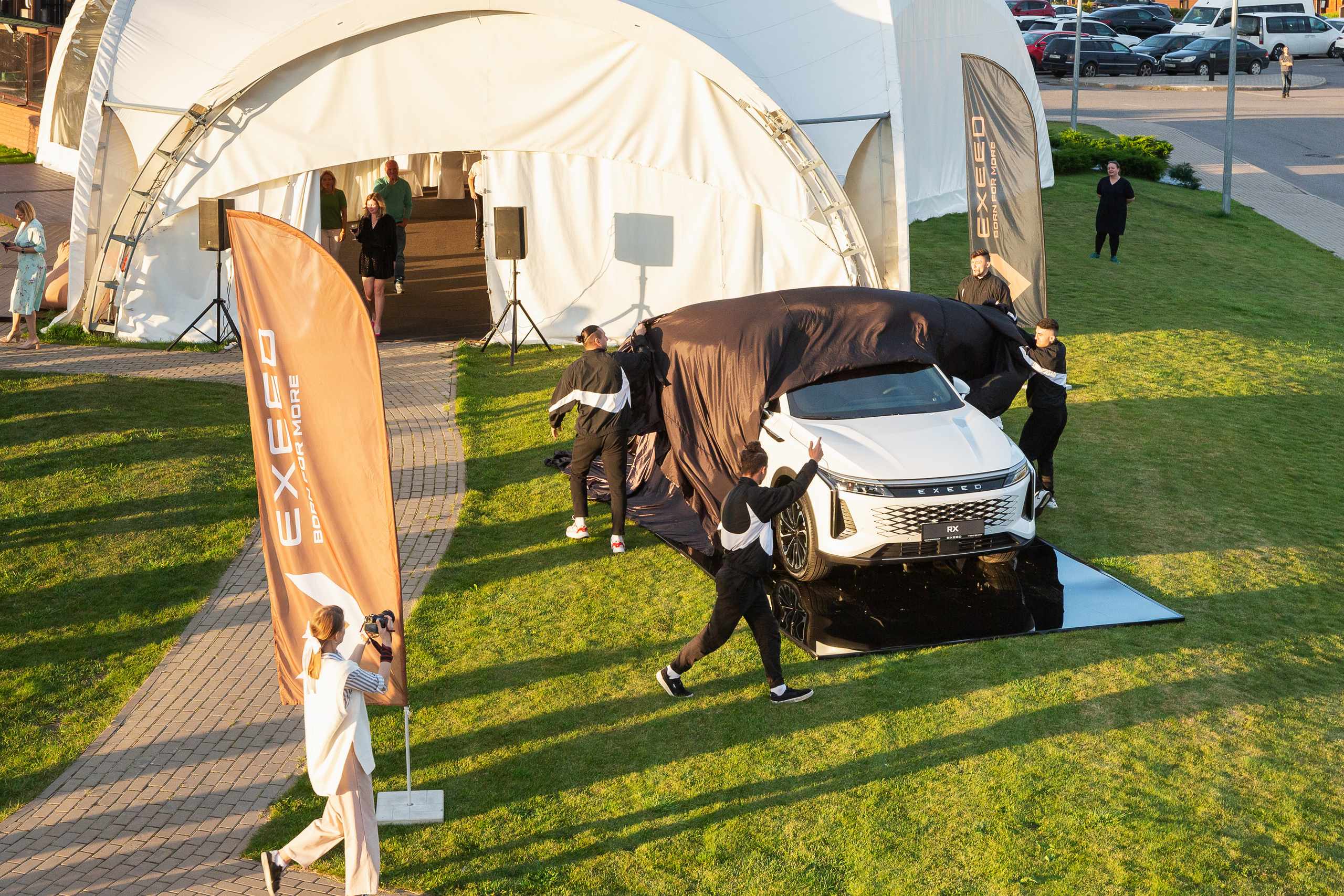 Репортажная фотосъёмка в Санкт-Петербурге. Фотограф на мероприятие: выставки, презентации, автогонки. Фото для сайта, отчётов и публикации в сми. Профессиональный фотограф Сергей Пушкин. Корпоративная фотосъёмка. Автопром.Автомобили. Гольф. Загородный отдых. Выездная фотосессия. 