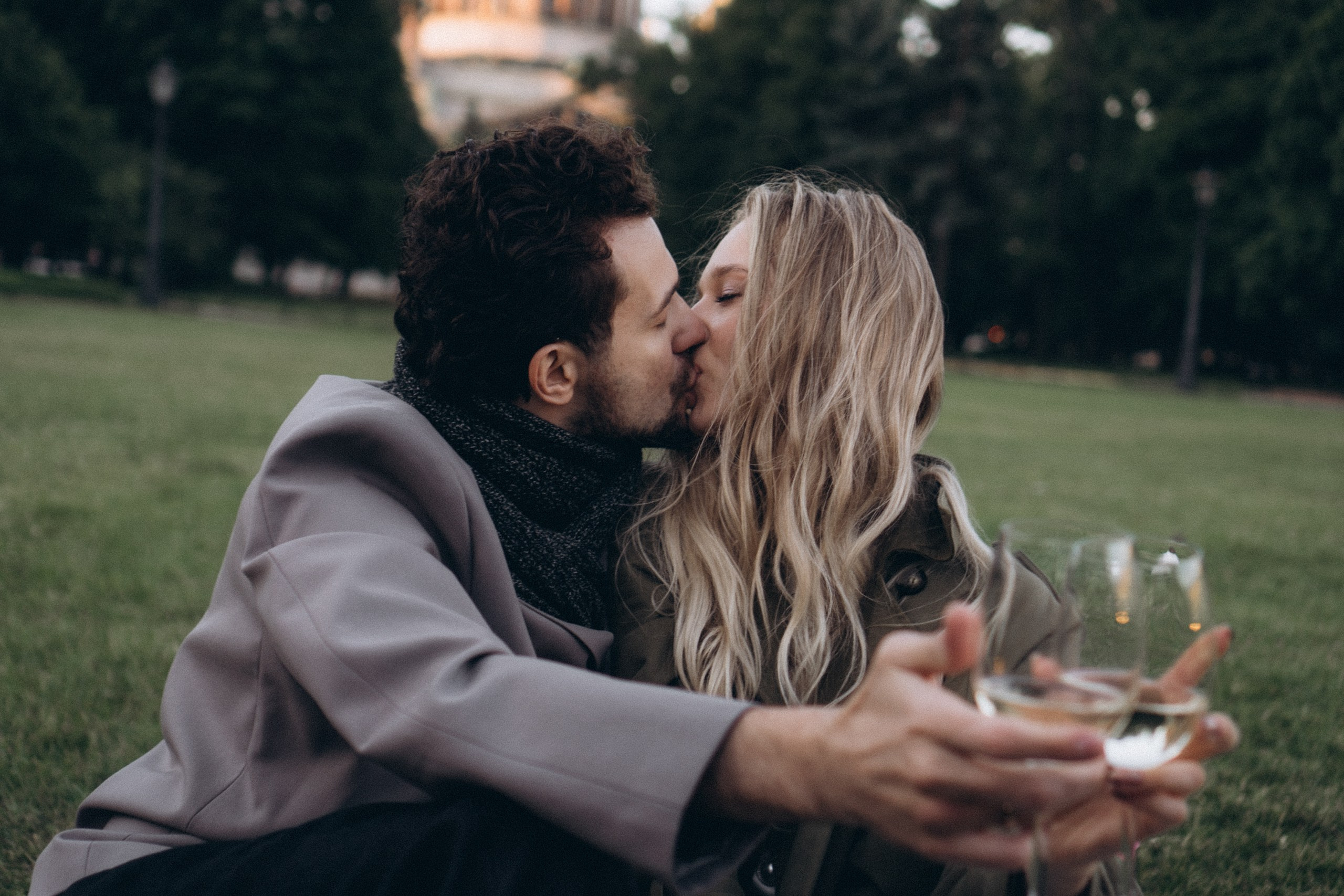 СВАДЕБНАЯ СЬЕМКА ПАРЫ НА РАССВЕТЕ В БЕЛЫЕ НОЧИ И ПРОГУЛКА С РАЗВОДНЫМИ МОСТАМИ И ПИКНИК ВОЗЛЕ ИСАКИЕВСКОГО СОБОРА. Профессиональный фотограф, Санкт-Петербург — Виктория Богомолова