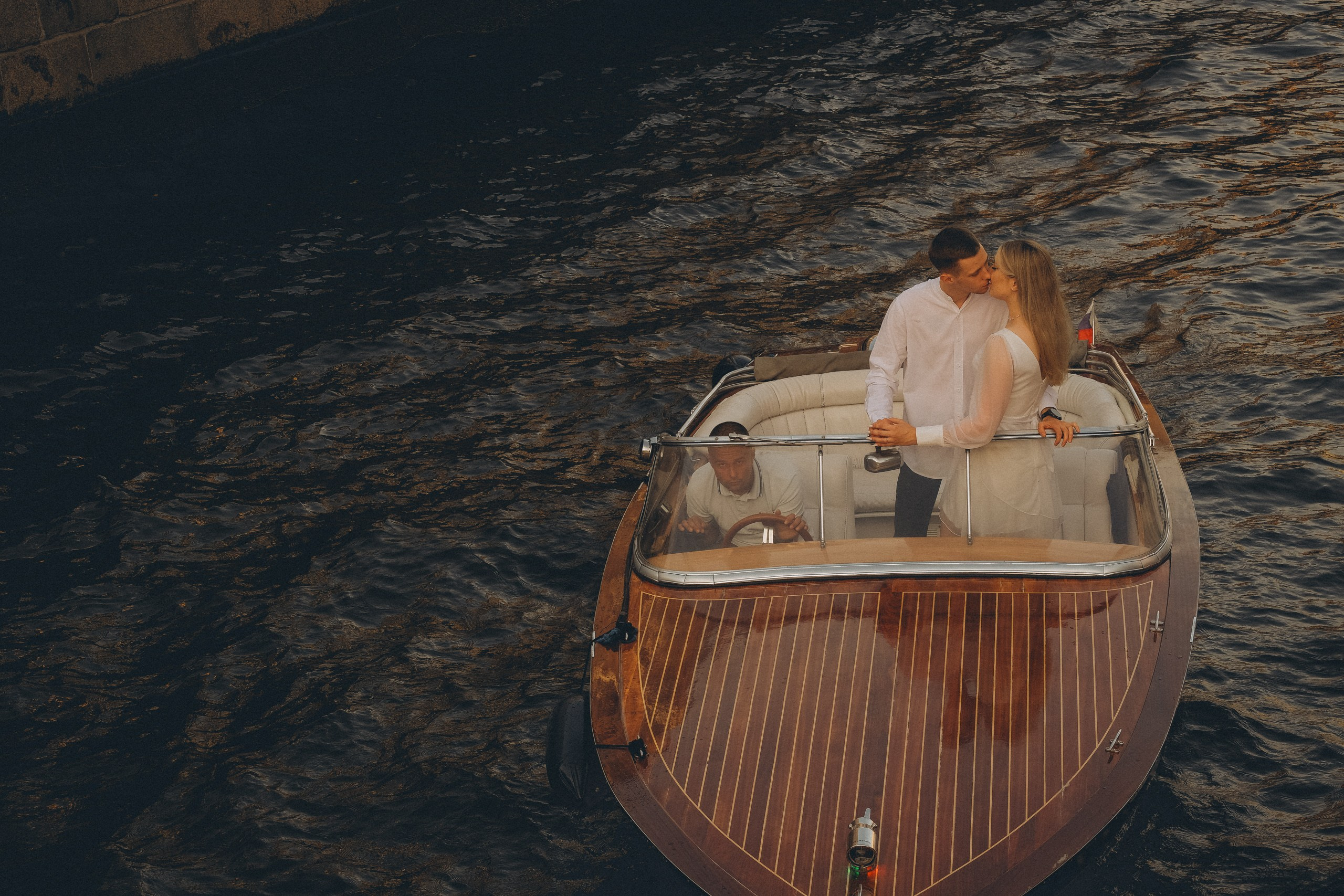 СВАДЕНБНАЯ СЬЕМКА НА КАТЕРЕ ПО КАНАЛАМ САНКТ-ПЕТЕРБУРГА И В АКВАТОРИИ НЕВЫ. Профессиональный фотограф, Санкт-Петербург — Виктория Богомолова