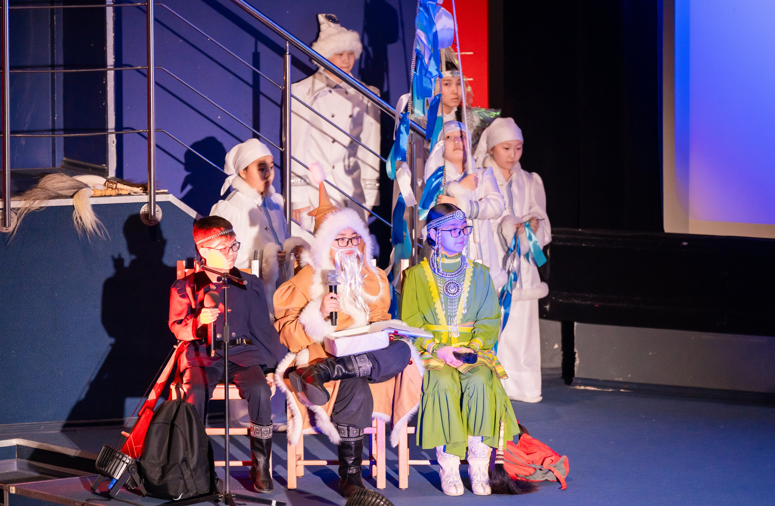 Дети и взрослые в национальных костюмах и образе Деда Мороза на сцене XII Международного фольклорного фестиваля «Сохраняем традиции» Санкт-Петербург 2026. Фото: Мальцев Евгений, evrednix.ru.