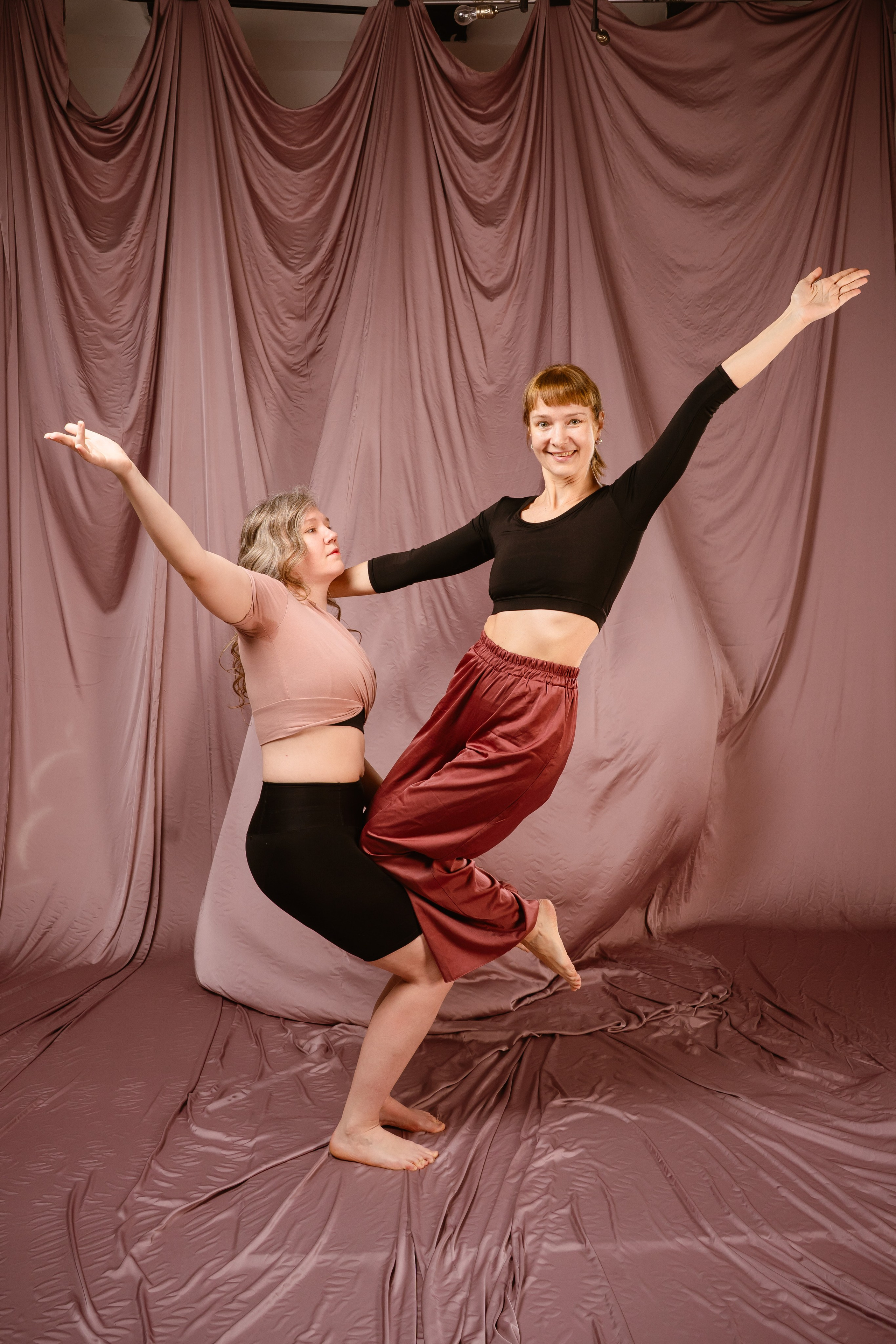 Фотосессия Акройогов с развевающейся тканью. Фотограф в Томске Григорий Шаповалов