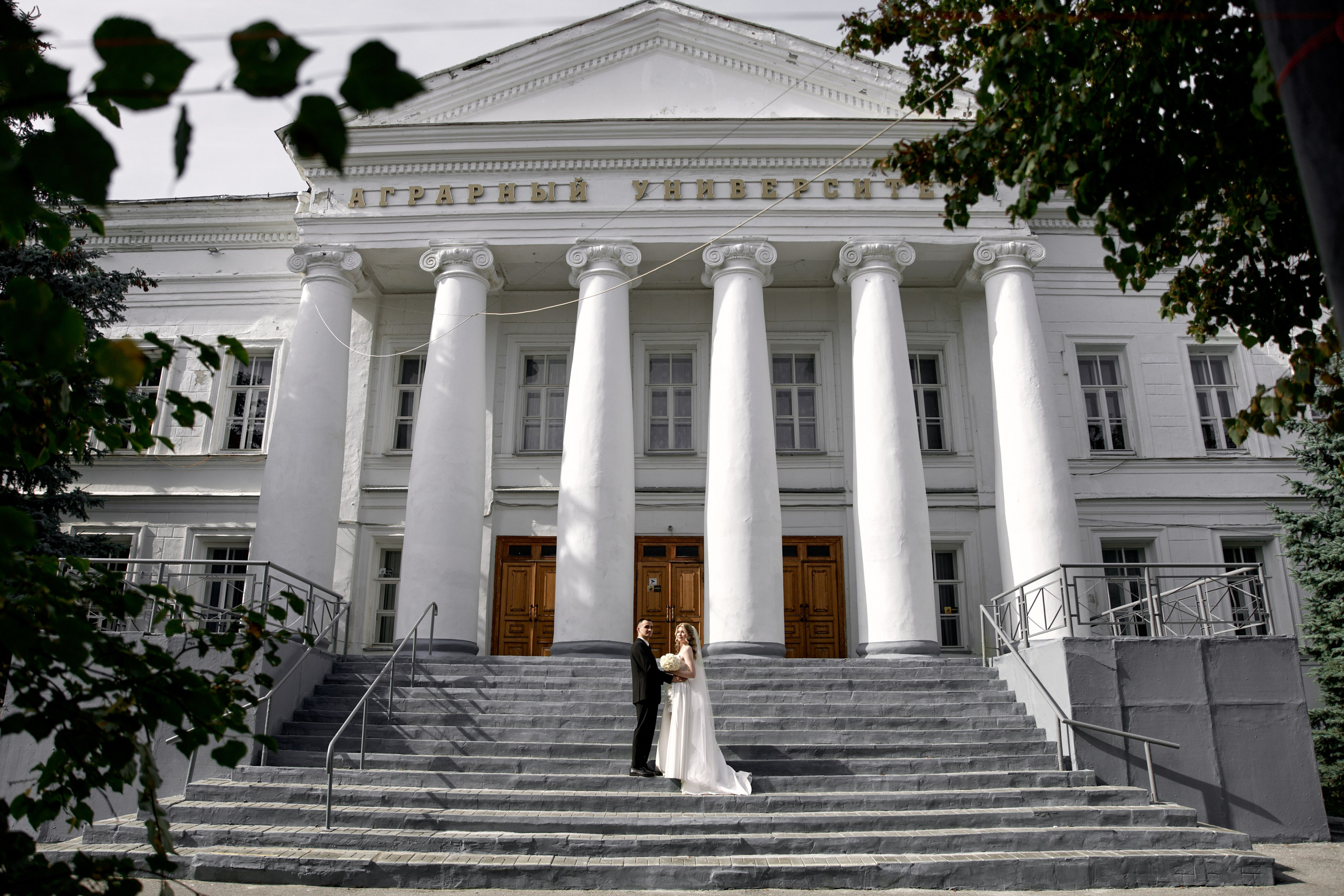 Свадебная фотосессия на фоне здания Аграрного университета. Фотограф: Орешина Елена.