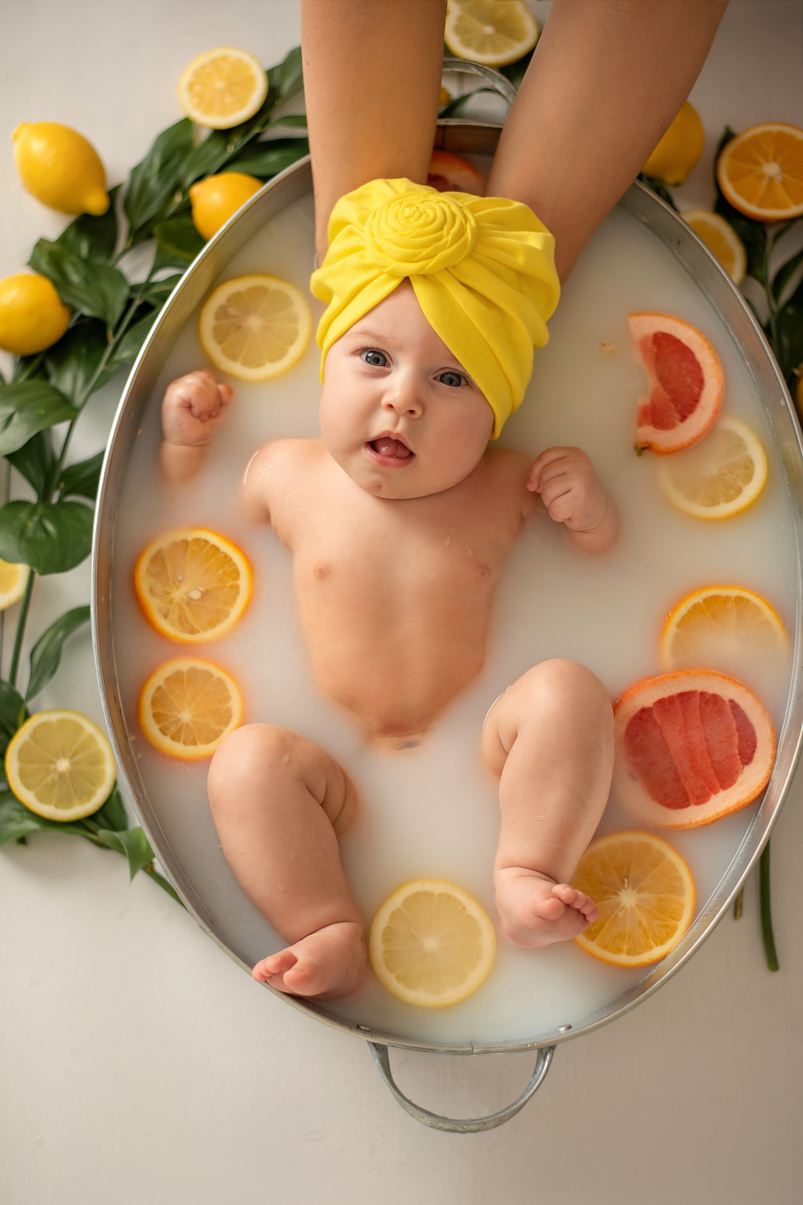 Верочка — купание в молочной ванне. Семейный и детский фотограф Наталья Горда