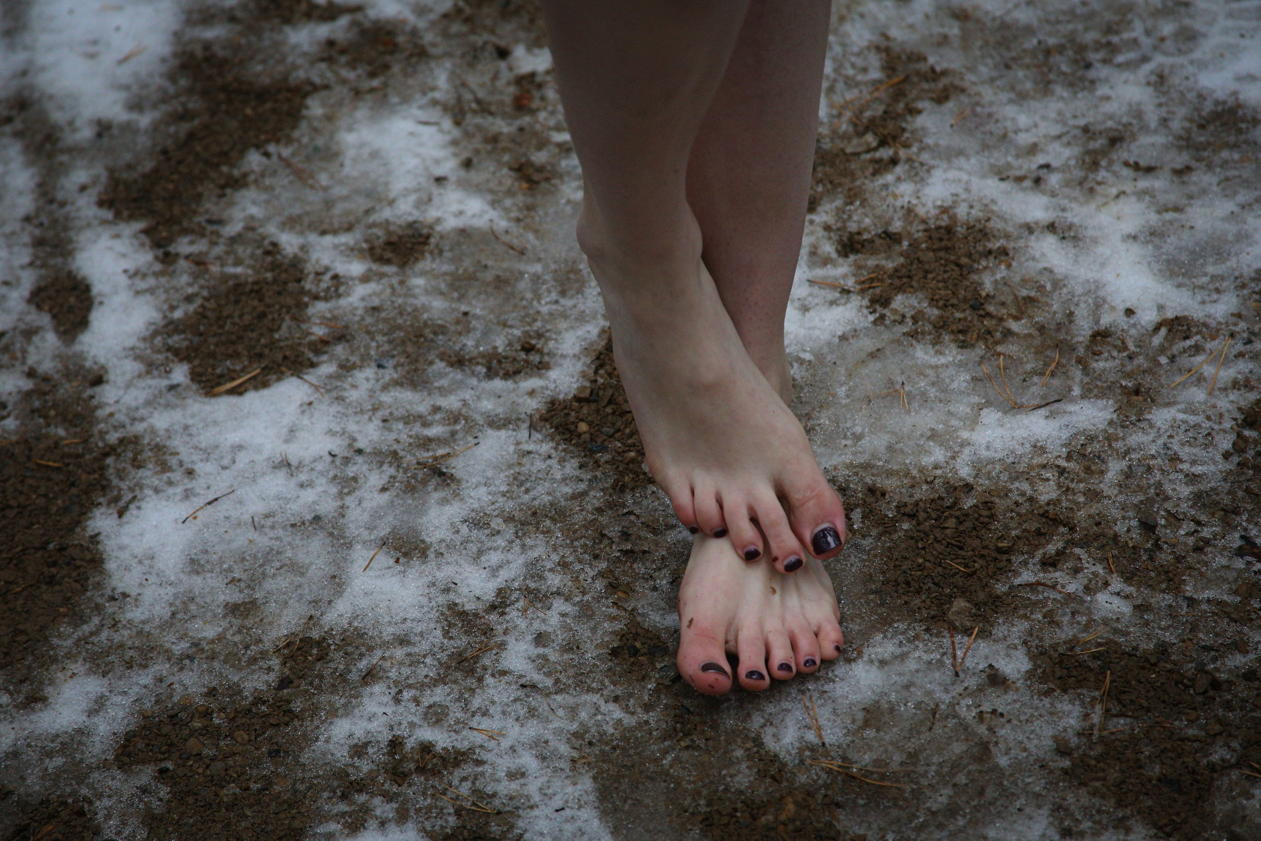 Полина на снегу босиком. Фотограф Пермь. Фотосессия в фотостудии Перми и на свежем воздухе