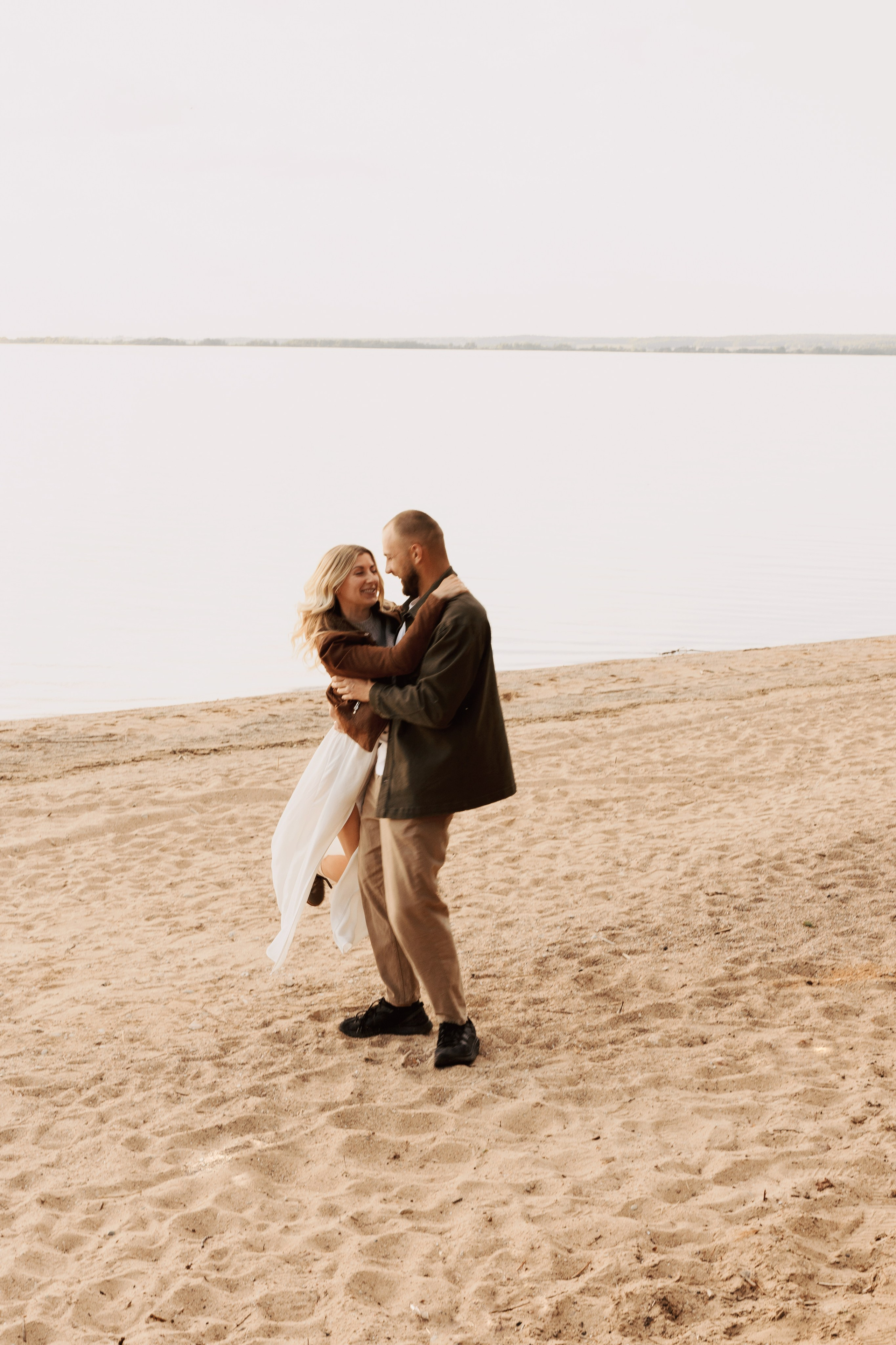 Весеннее тепло семьи на берегу Минского моря. Ваш семейный фотограф в Минске — Вика Трегубова