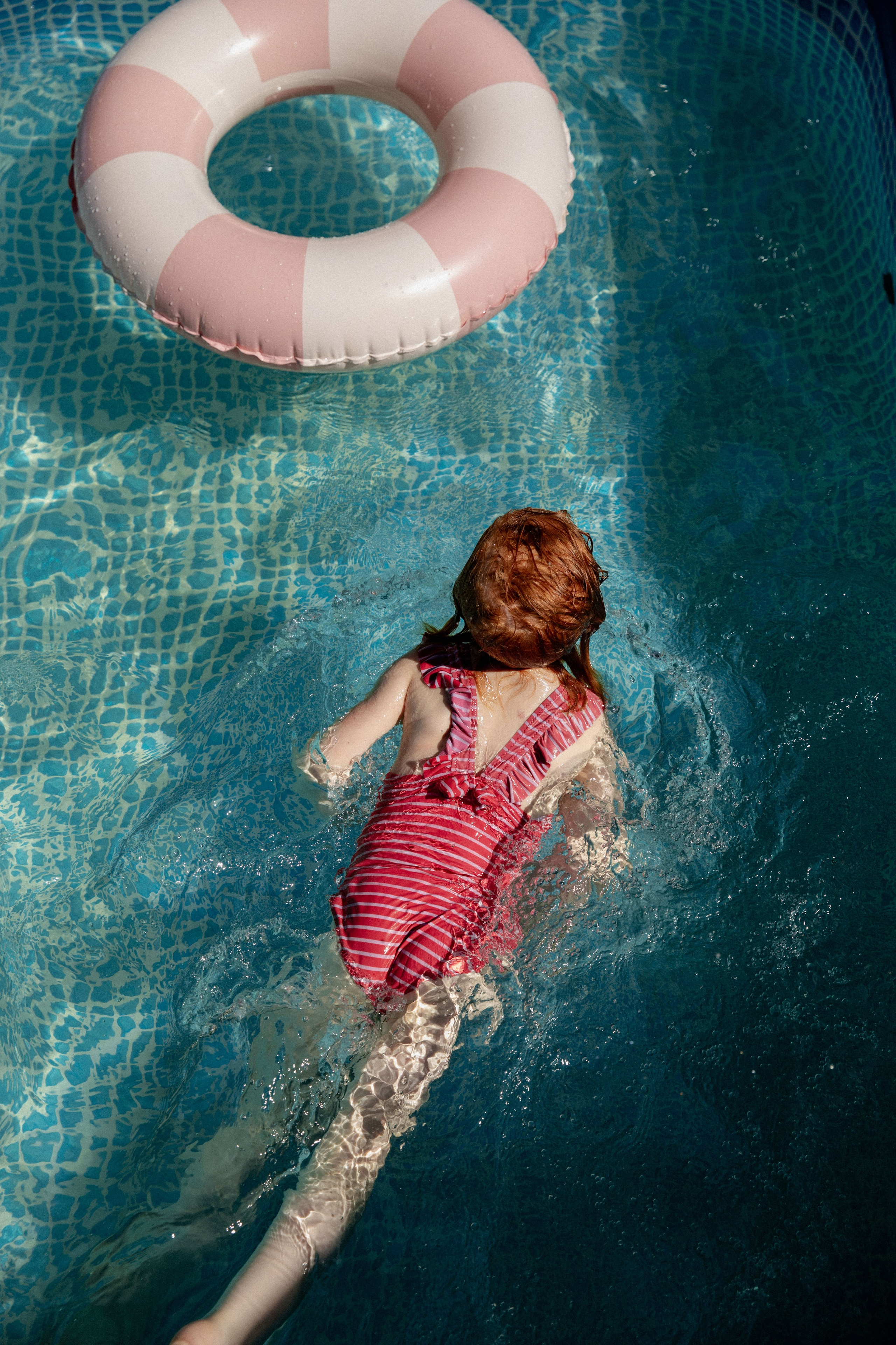 Летняя съемка девочки в саду, в бессейне, с шезлонгом, зонтиком и сахарной ватой. Фотограф новорожденных, детский фотограф  Москва.Семейная съемка Москва. Семенова Анна