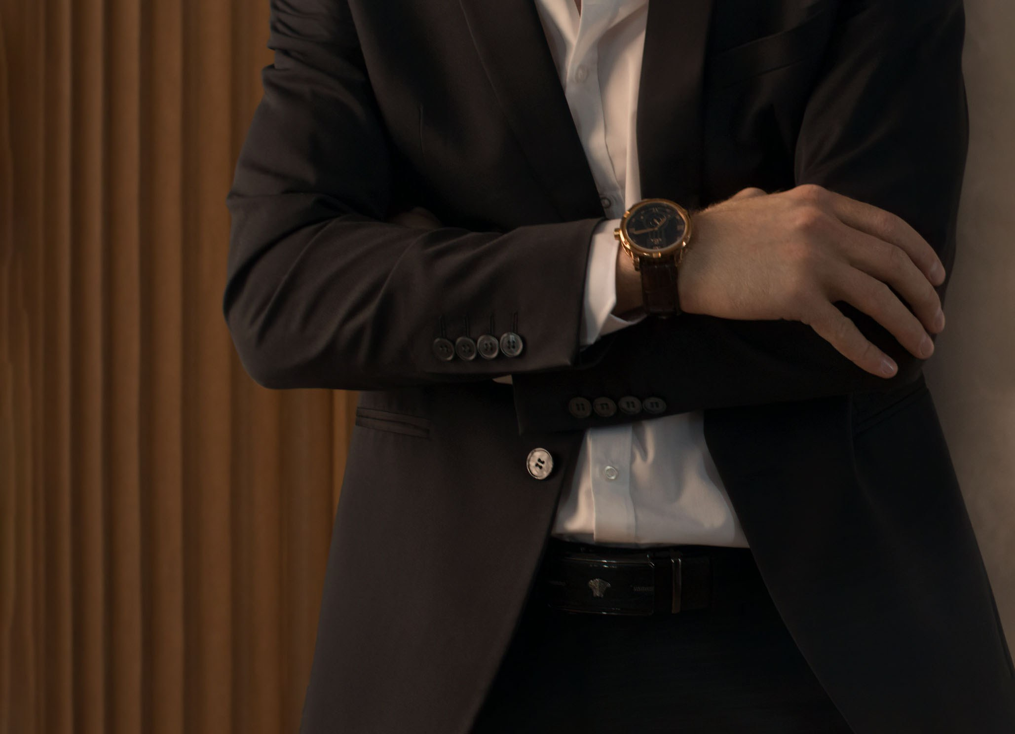 Мужской деловой портрет в Хабаровске, студийная съёмка. Статусные детали, классический костюм.