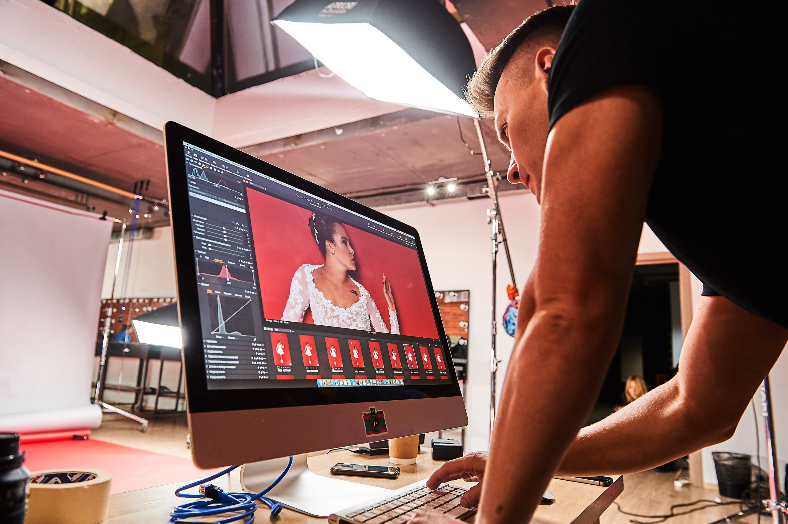 BACKSTAGE. Www.apowerstudio.com