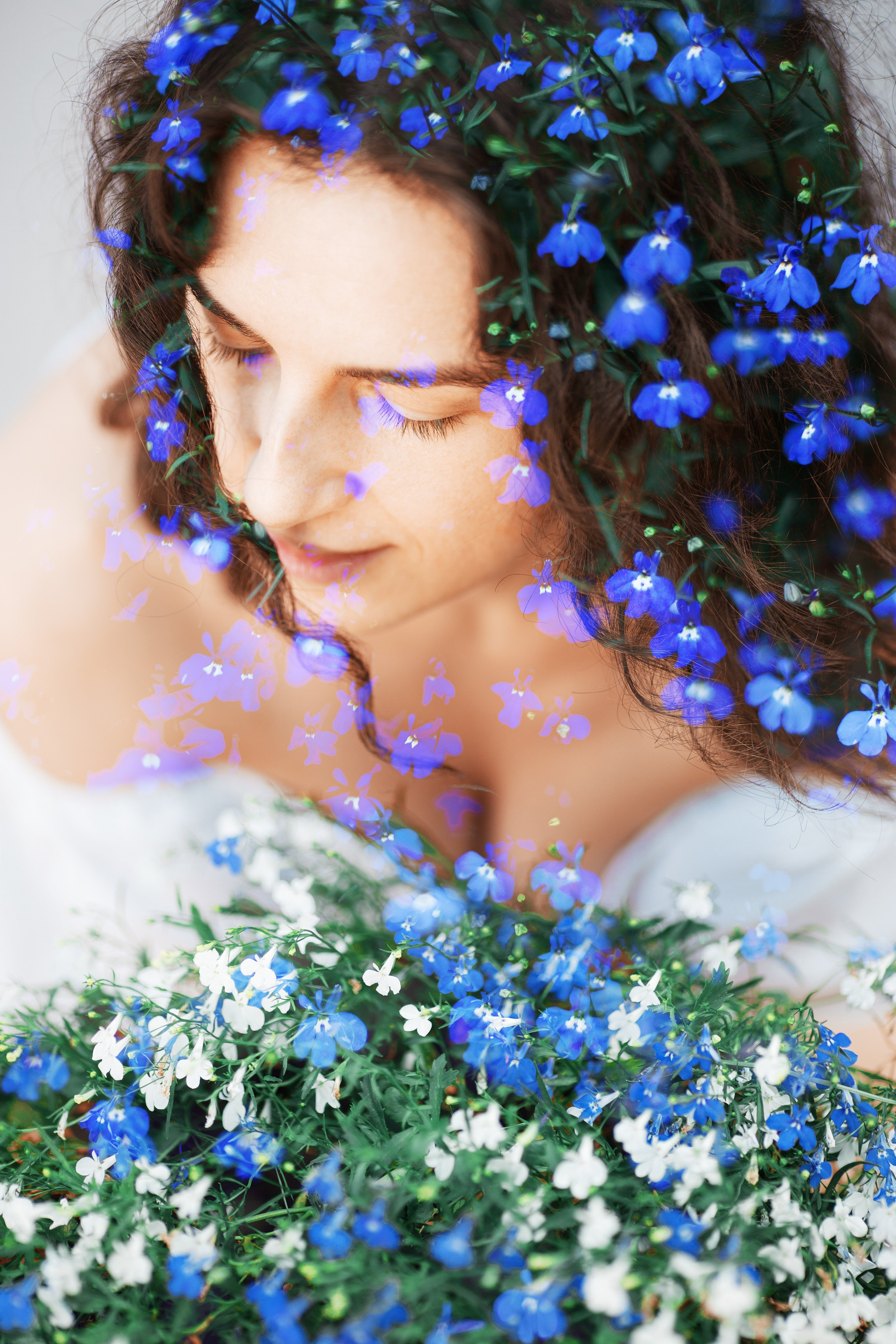  Очарование природы: красивая дама среди моря разноцветных цветов.The charm of nature: a beautiful lady among a sea of colorful flowers.