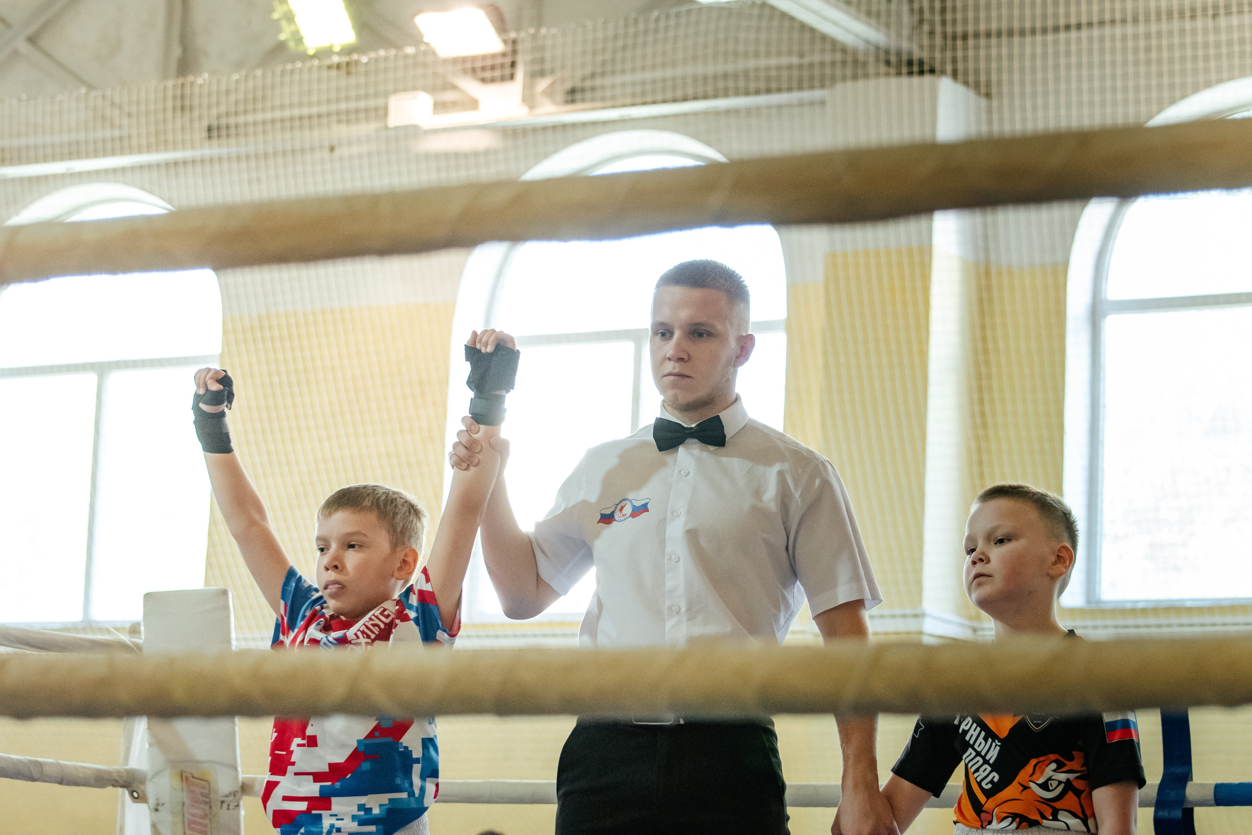 Судья на ринге объявляет победителя