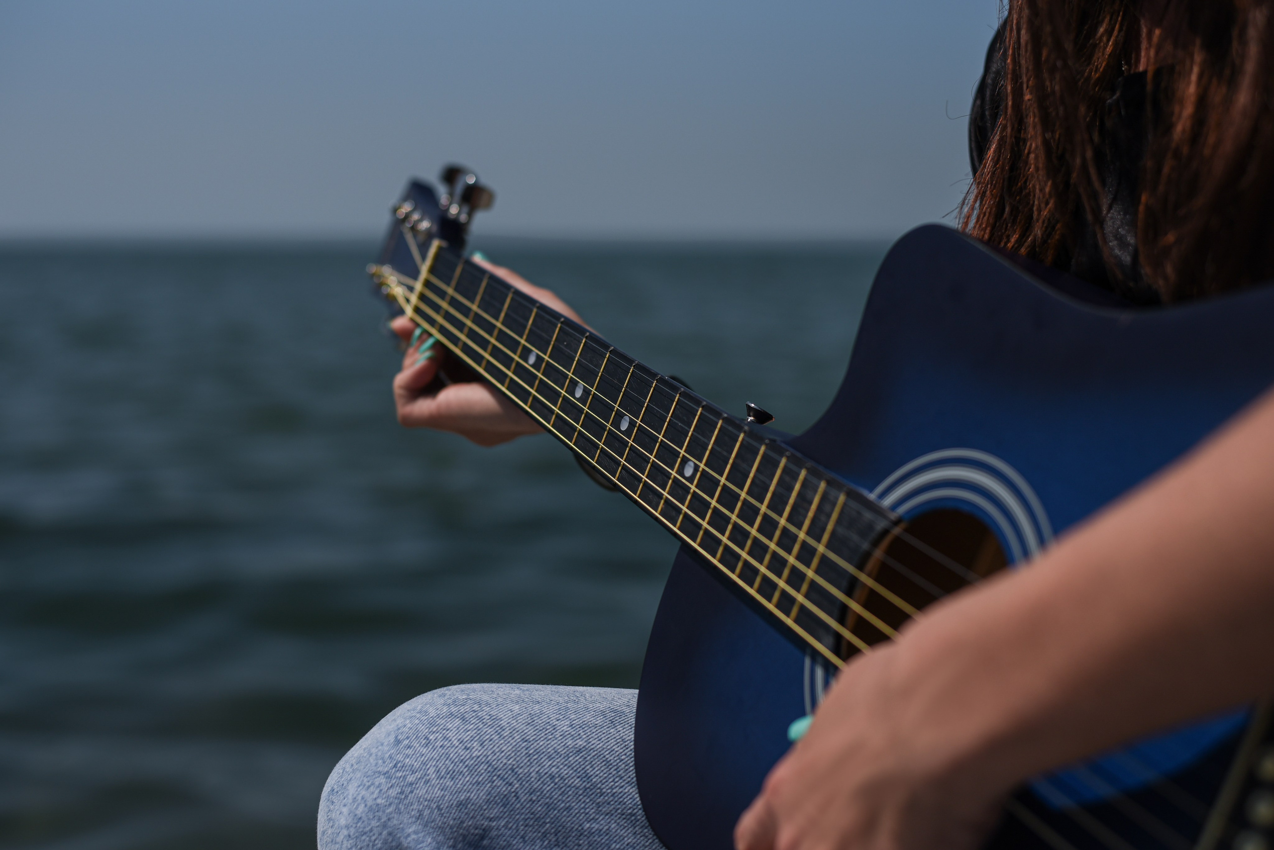 Девушка с гитарой. Главная