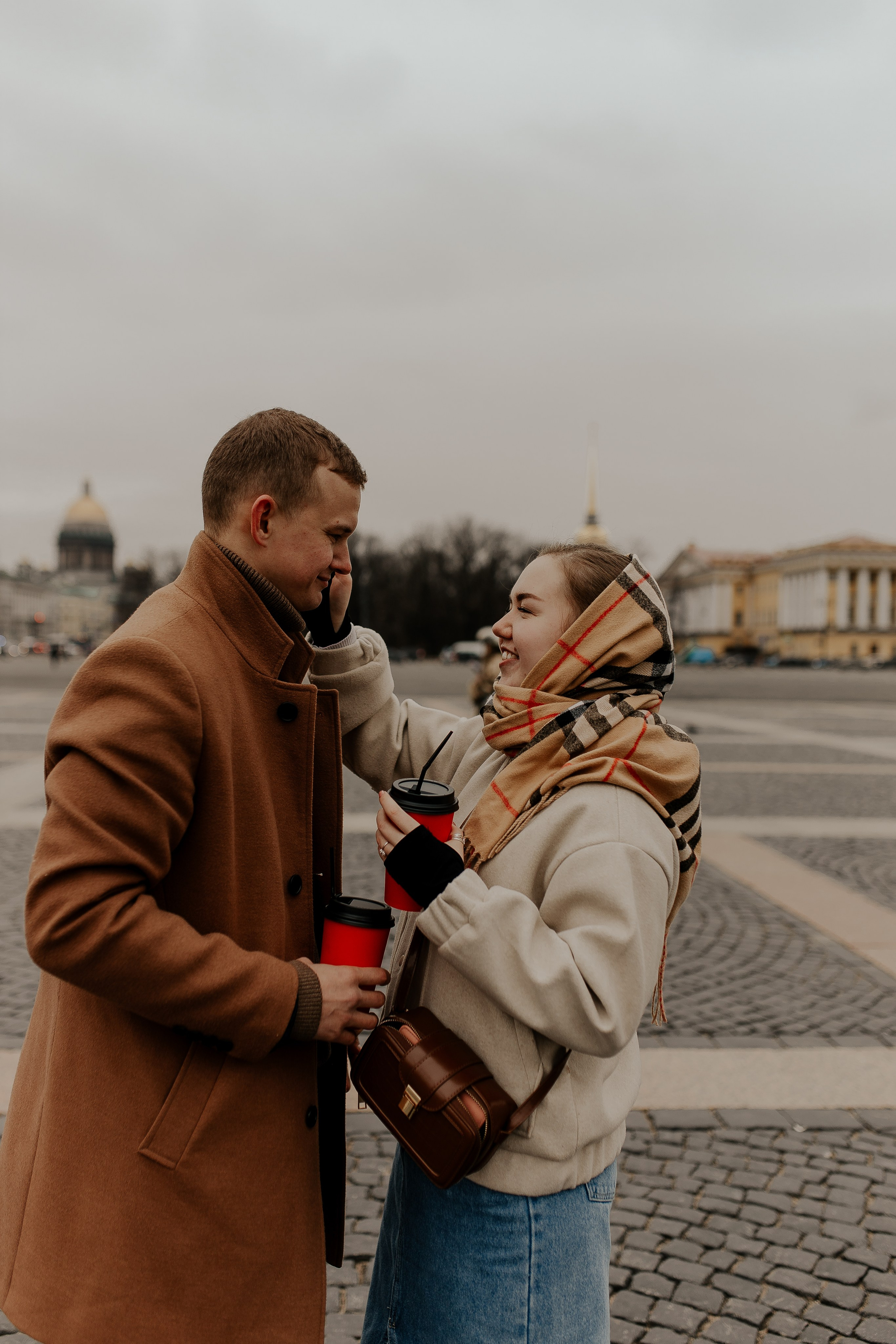Пара гуляет по Петербургу. Фотограф в Санкт-Петербурге Лиза Семченкова
