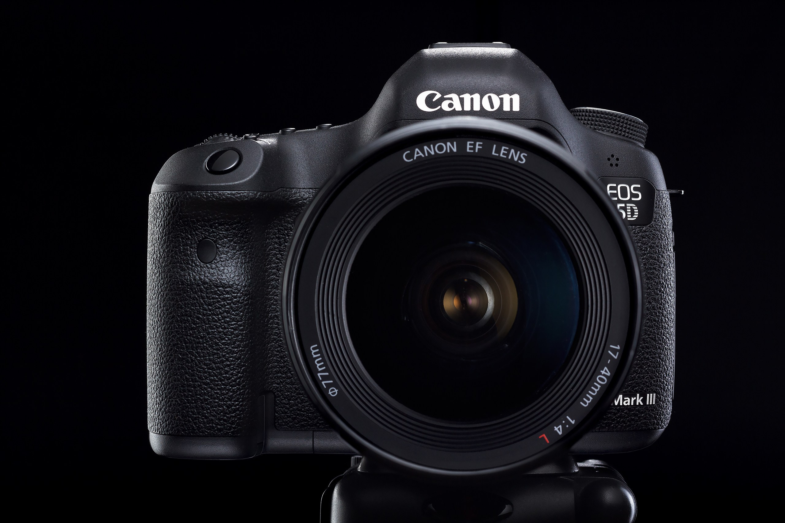 фотоаппарат Canon EOS 5D Mark III профессиональное предметное фото на чёрном фоне