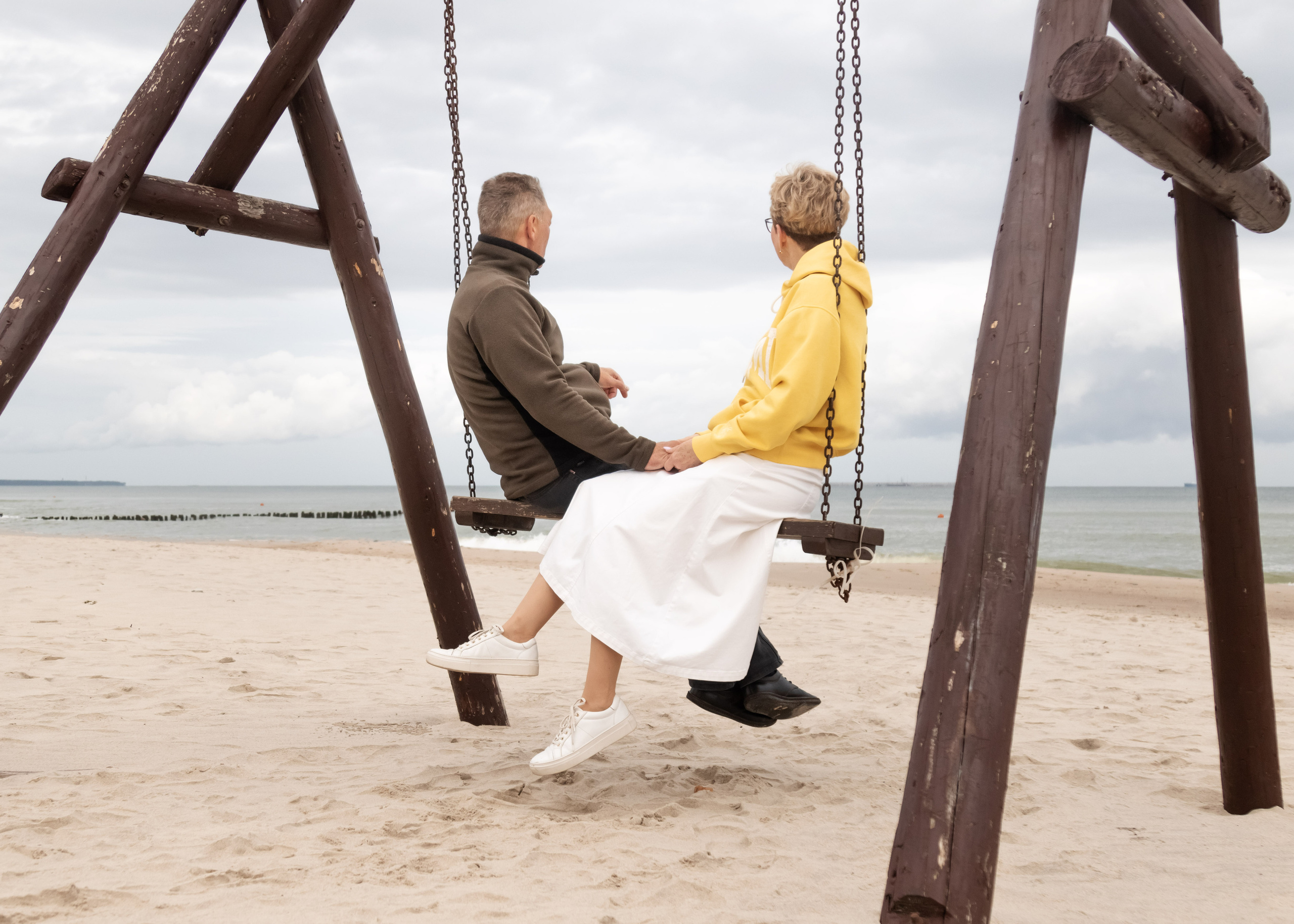 пара качается на качелях