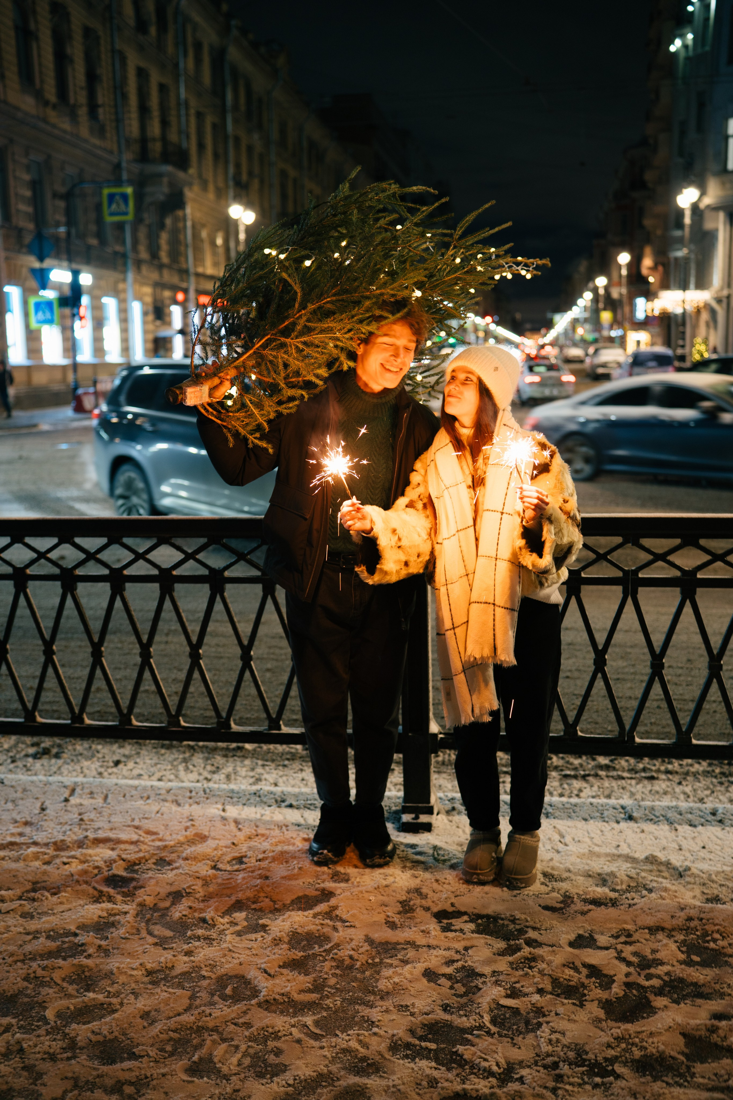 НОВОГОДНЯЯ ПРОГУЛКА ПАРЫ ПО ЧЕРНЫШЕВСКОЙ ПЕРЕД НОВЫМ ГОДОМ. Профессиональный фотограф, Санкт-Петербург — Виктория Богомолова