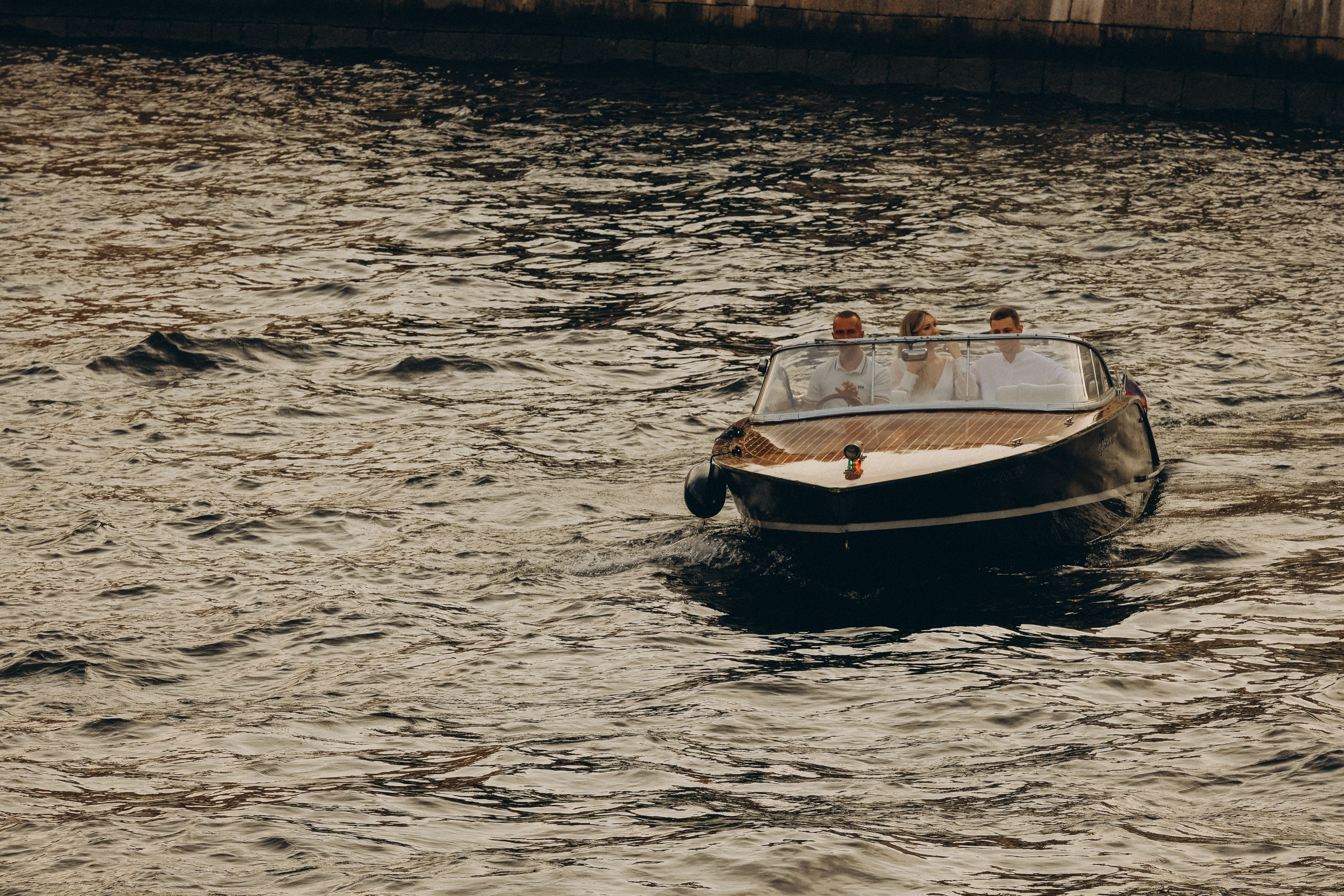 СВАДЕНБНАЯ СЬЕМКА НА КАТЕРЕ ПО КАНАЛАМ САНКТ-ПЕТЕРБУРГА И В АКВАТОРИИ НЕВЫ. Профессиональный фотограф, Санкт-Петербург — Виктория Богомолова