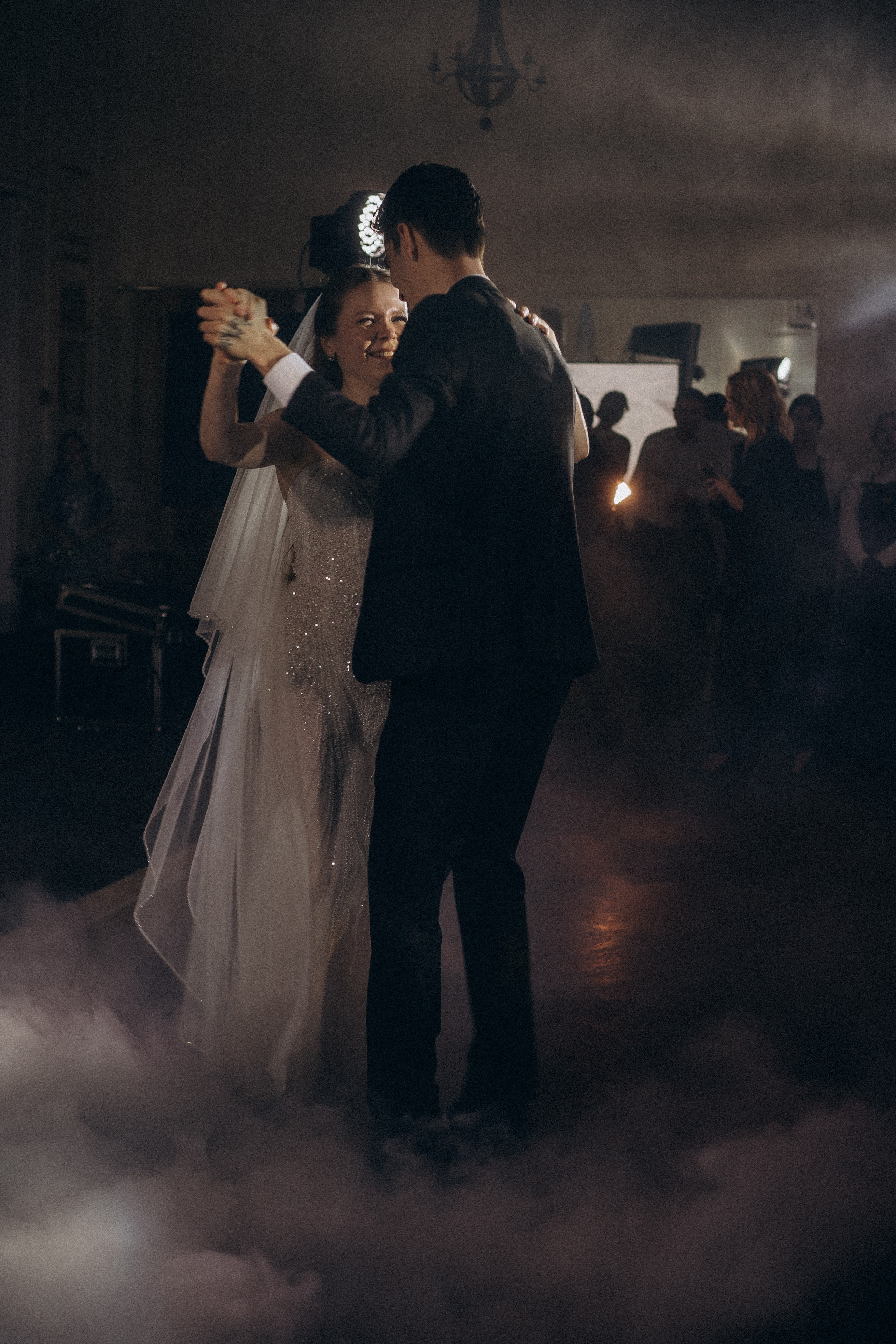 ПЕРВЫЙ ТАНЕЦ МОЛОДЫХ НА БАНКЕТЕ. ТРОГАТЕЛЬНЫЙ МОМЕНТ (СНЯТО В СИБИРЕ В НИЖНЕВАРТОВСКЕ). Профессиональный фотограф, Санкт-Петербург — Виктория Богомолова