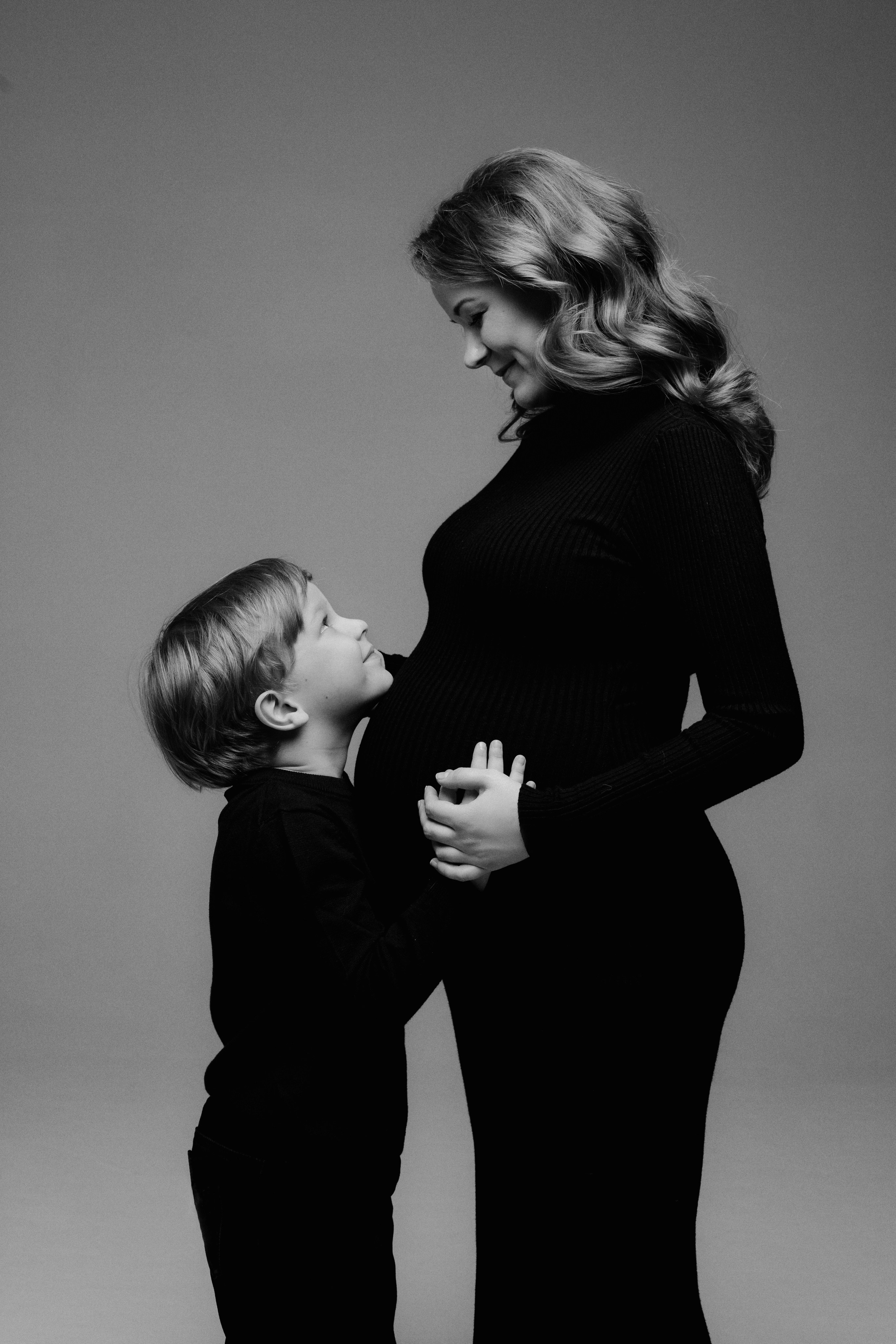 Катя, Рома и Ваня. Семейная фотосессия на циклораме чб. Фотограф в Москве Ольга Сатони