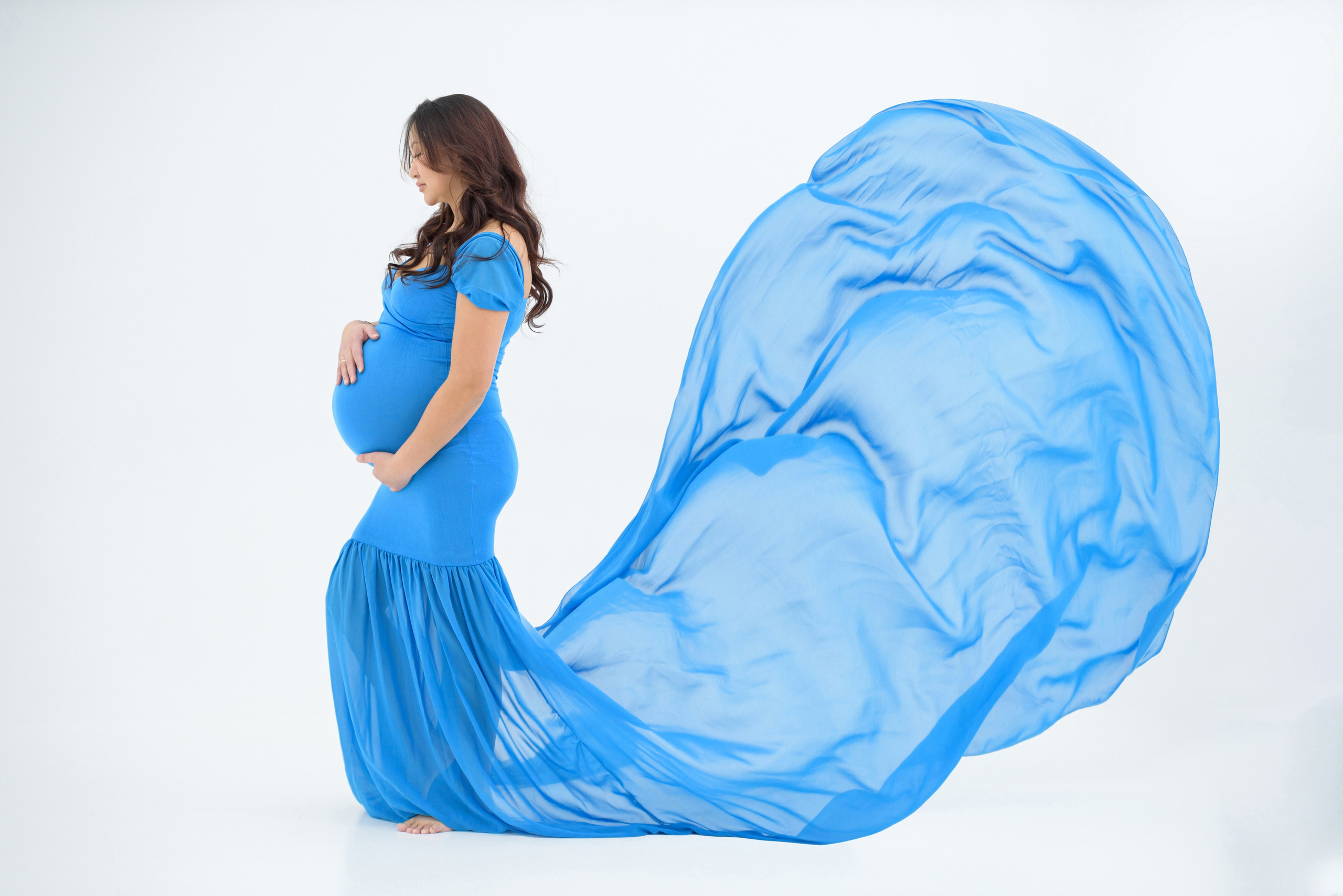 Платье голубое со шлейфом для фотосессии беременности в Иркутске