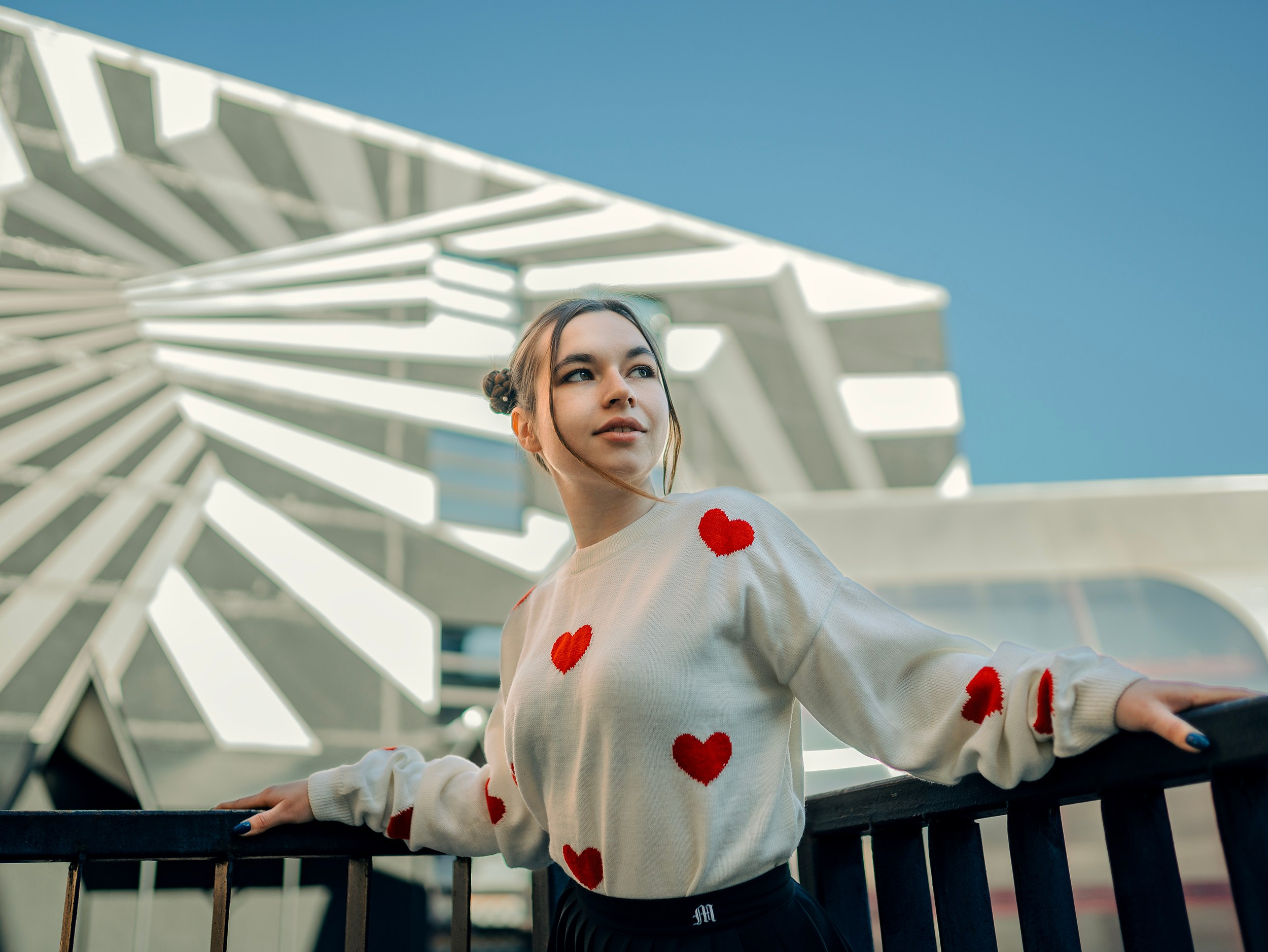 Девушка среди зданий 