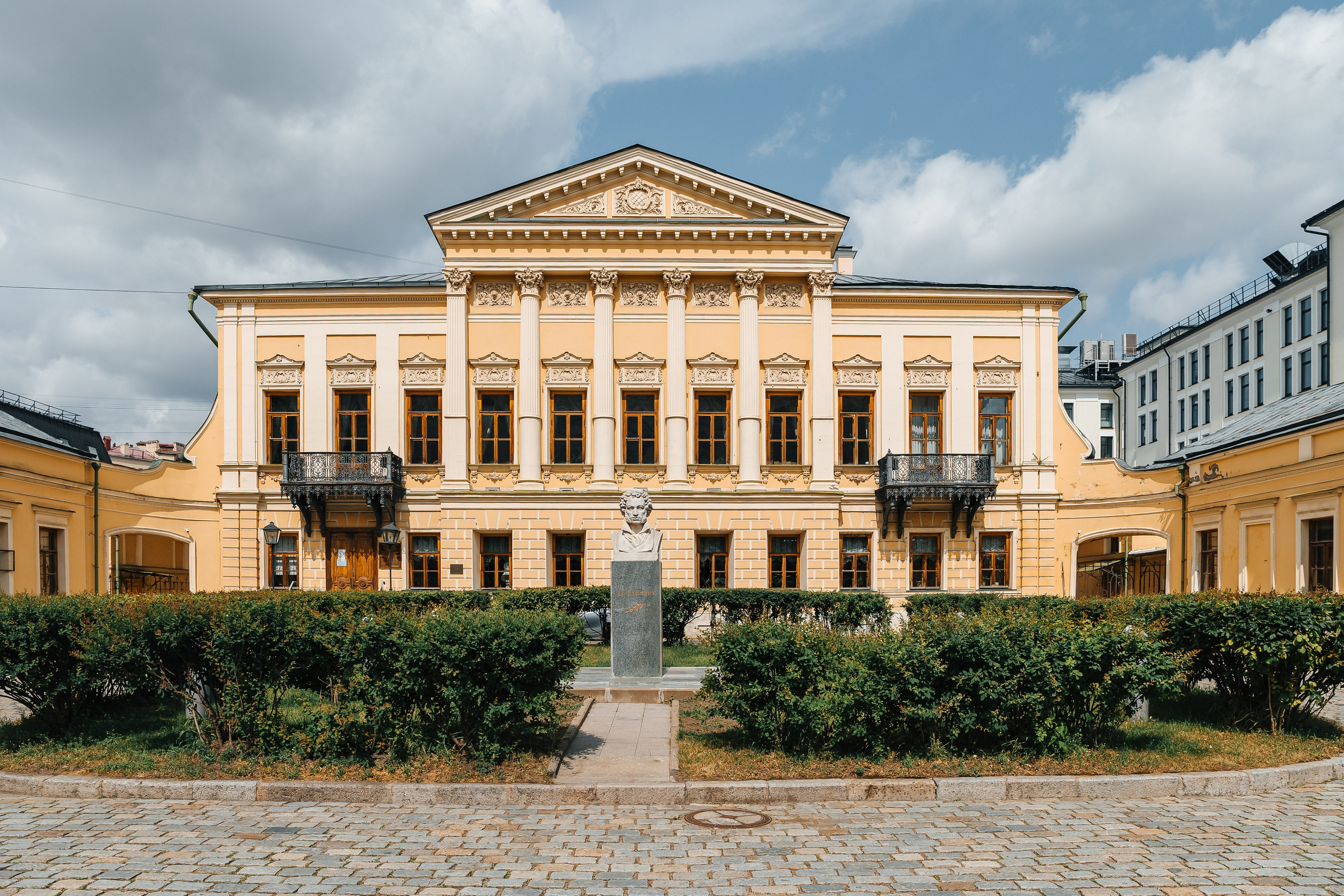 Свадебная фотосессия в Библиотеке-читальне им. А. С. Пушкина. Фотограф и видеограф Анна Домашенко