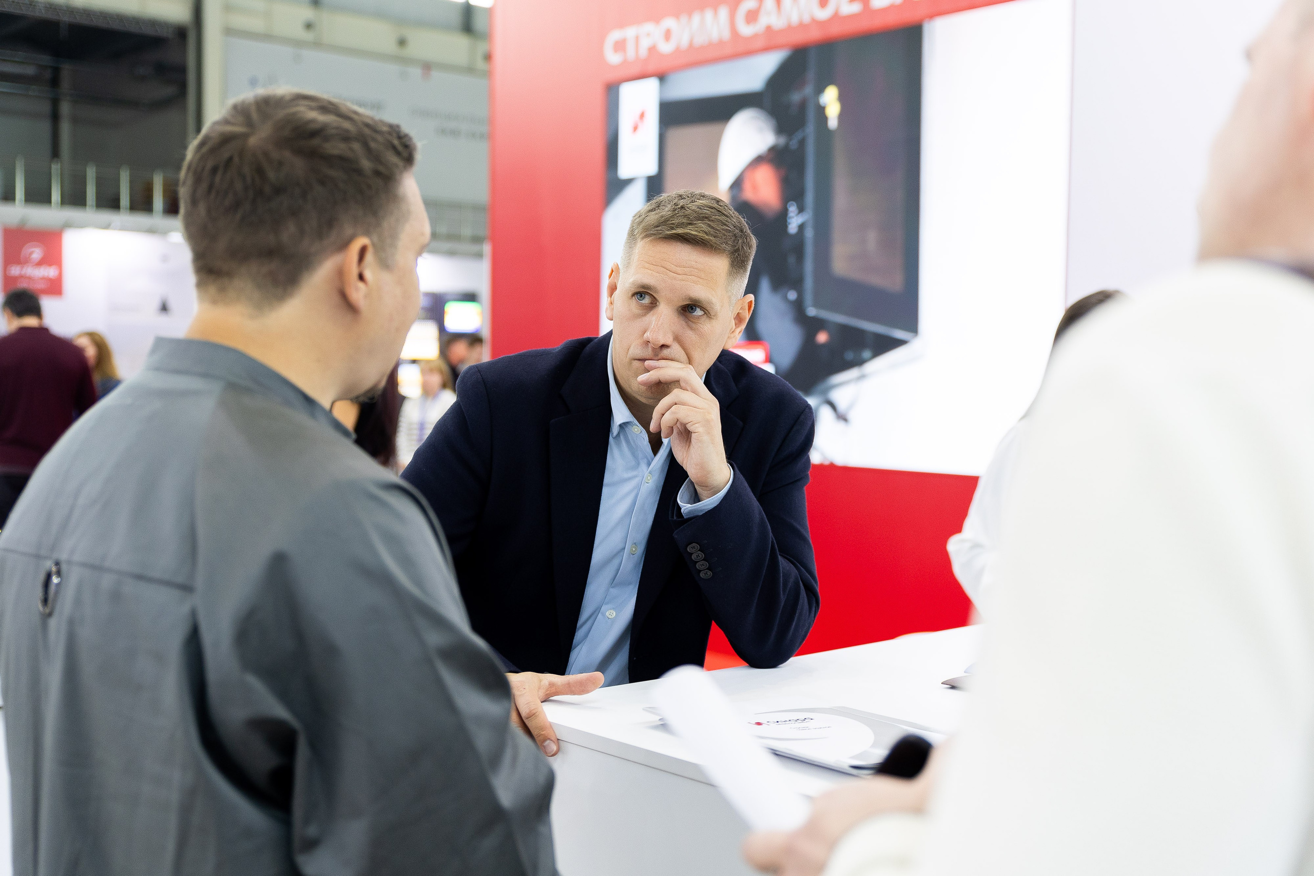 100+ (разные стенды). Фотограф Родион Нарудинов